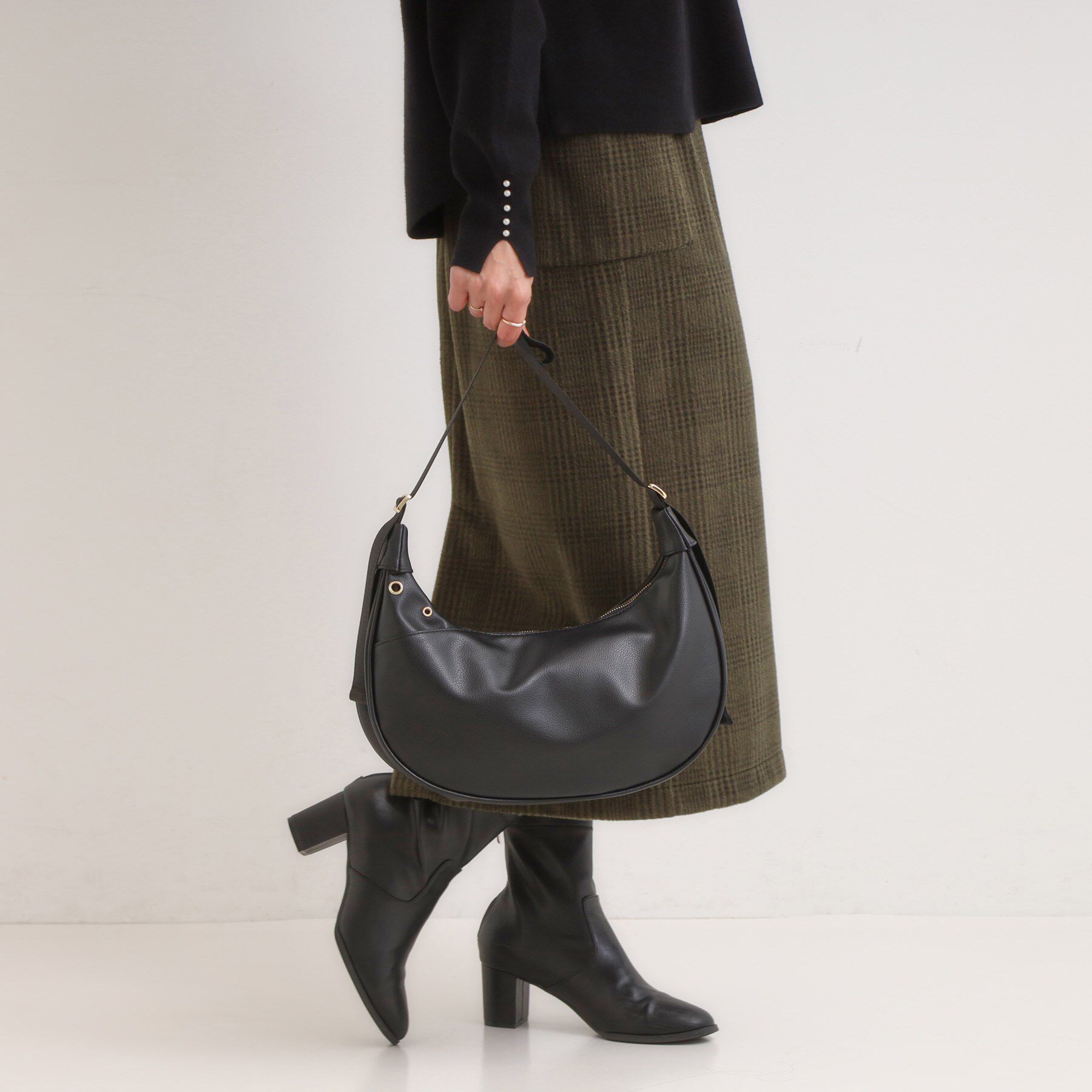 SHOO･LA･RUE「ハトメ使いがアクセント ハーフムーンショルダーバッグ」|ショルダー・メッセンジャー|