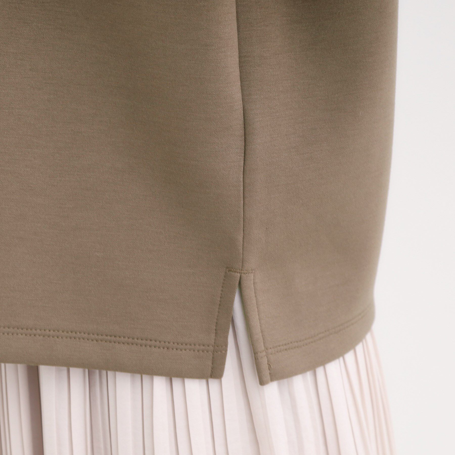 SHOO･LA･RUE「【S-LL】大人のデイリースタイルに お袖タック フェイクパール付きトップス」|Tシャツ・カットソー|