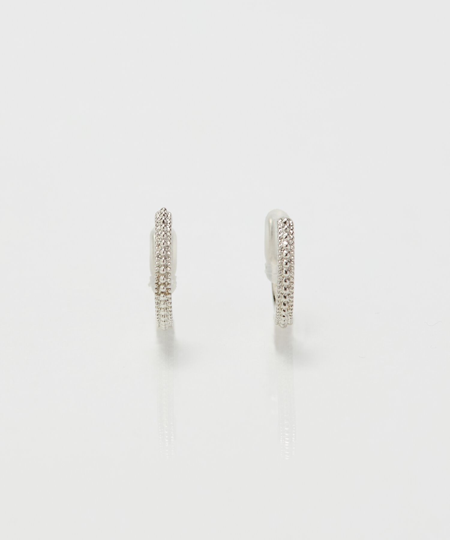 Phoebe「【金属アレルギー対応/痛くないシリーズ】グリッターメタルライトフィットイヤリング　シルバー」|イヤリング|