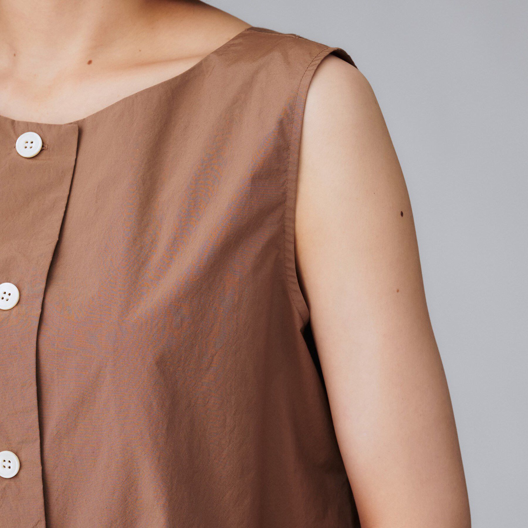 UNTITLED「【2WAY/セットアップ可/ノースリーブ/前ボタン】ファブリカブラウス」|シャツ・ブラウス|