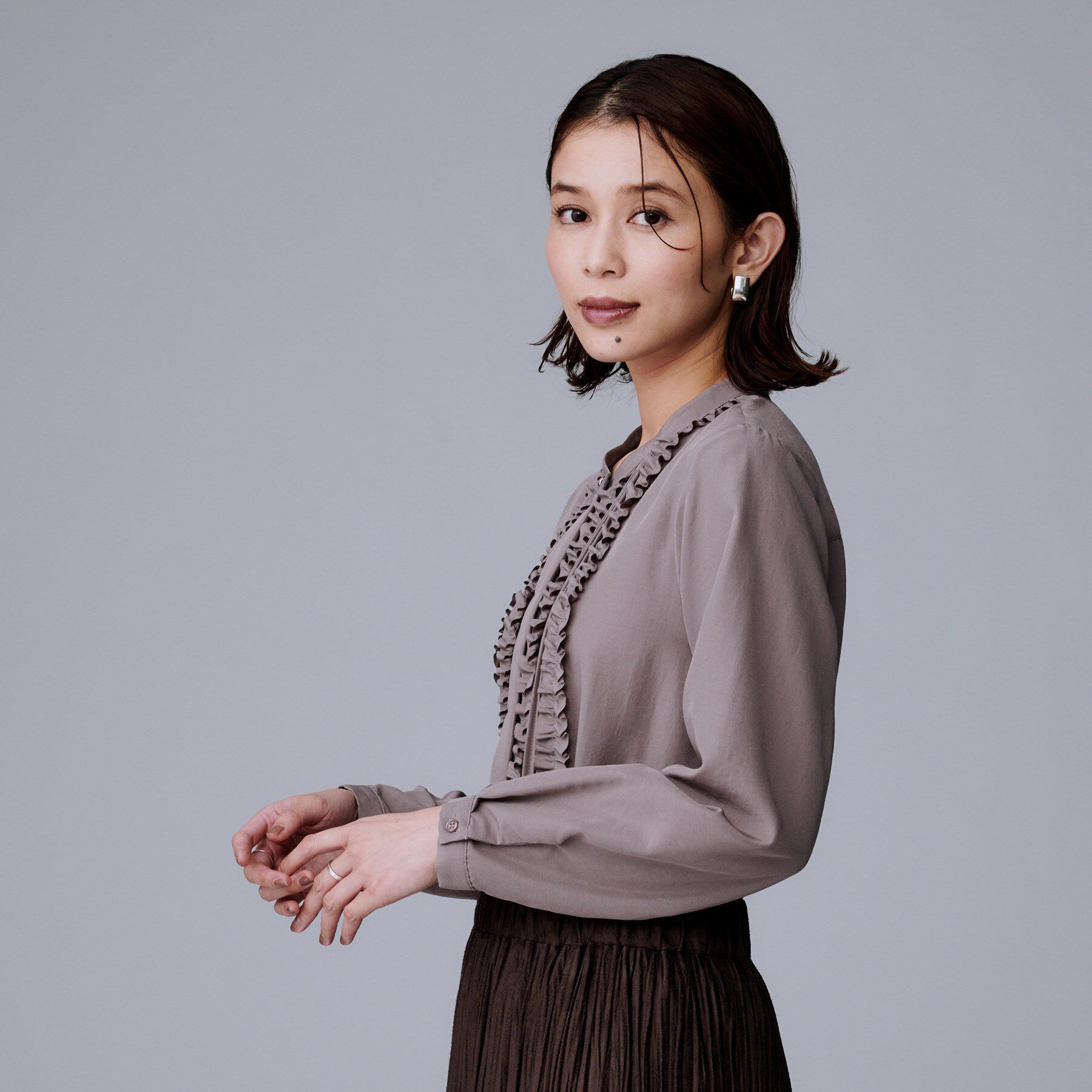 UNTITLED「【1枚で着映え/オンオフ着回し】フリルサテンブラウス」|シャツ・ブラウス|