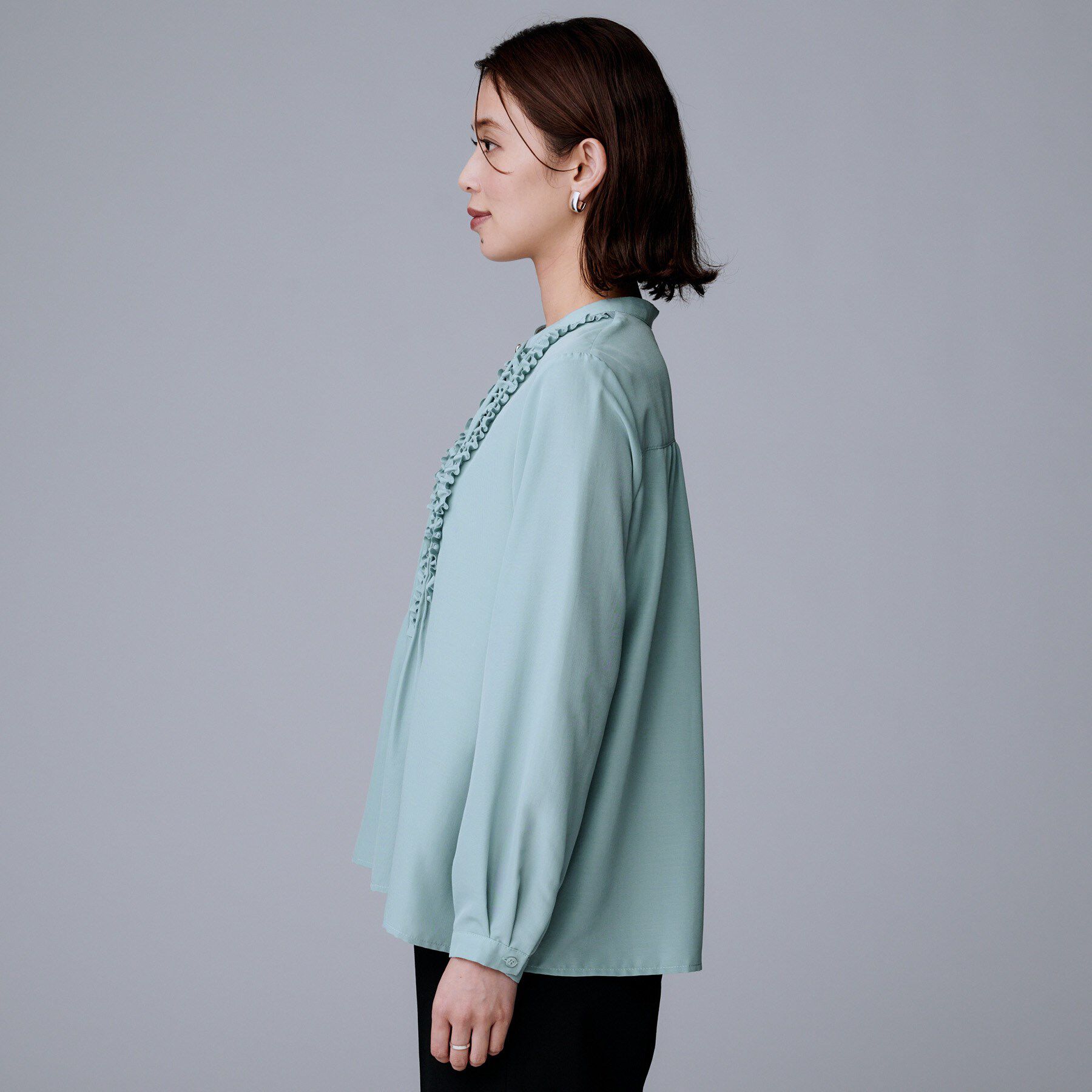 UNTITLED「【1枚で着映え/オンオフ着回し】フリルサテンブラウス」|シャツ・ブラウス|