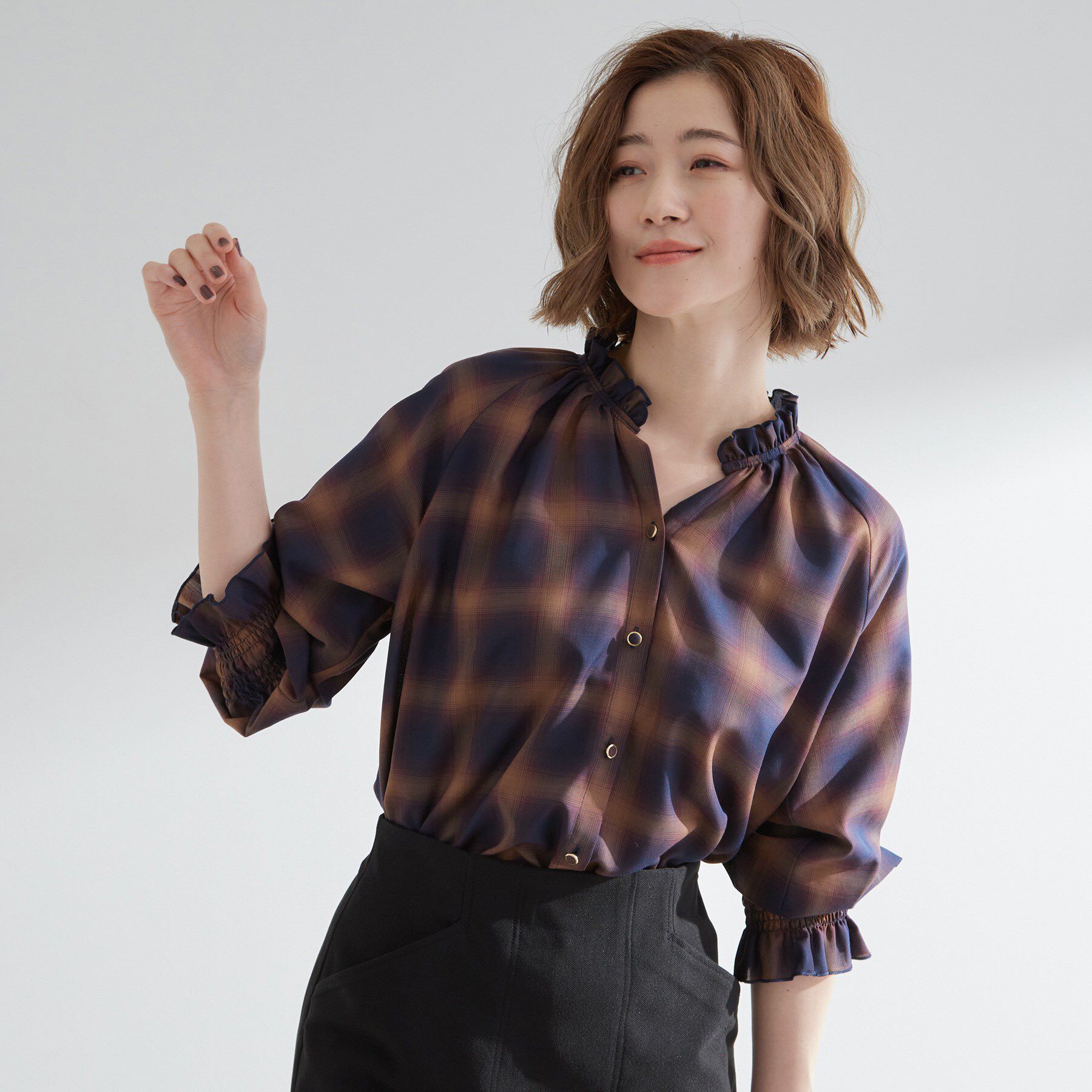 grove「衿もとすっきり一枚で映える 涼しげ秋色チェックブラウス」|シャツ・ブラウス|ネイビー(294)