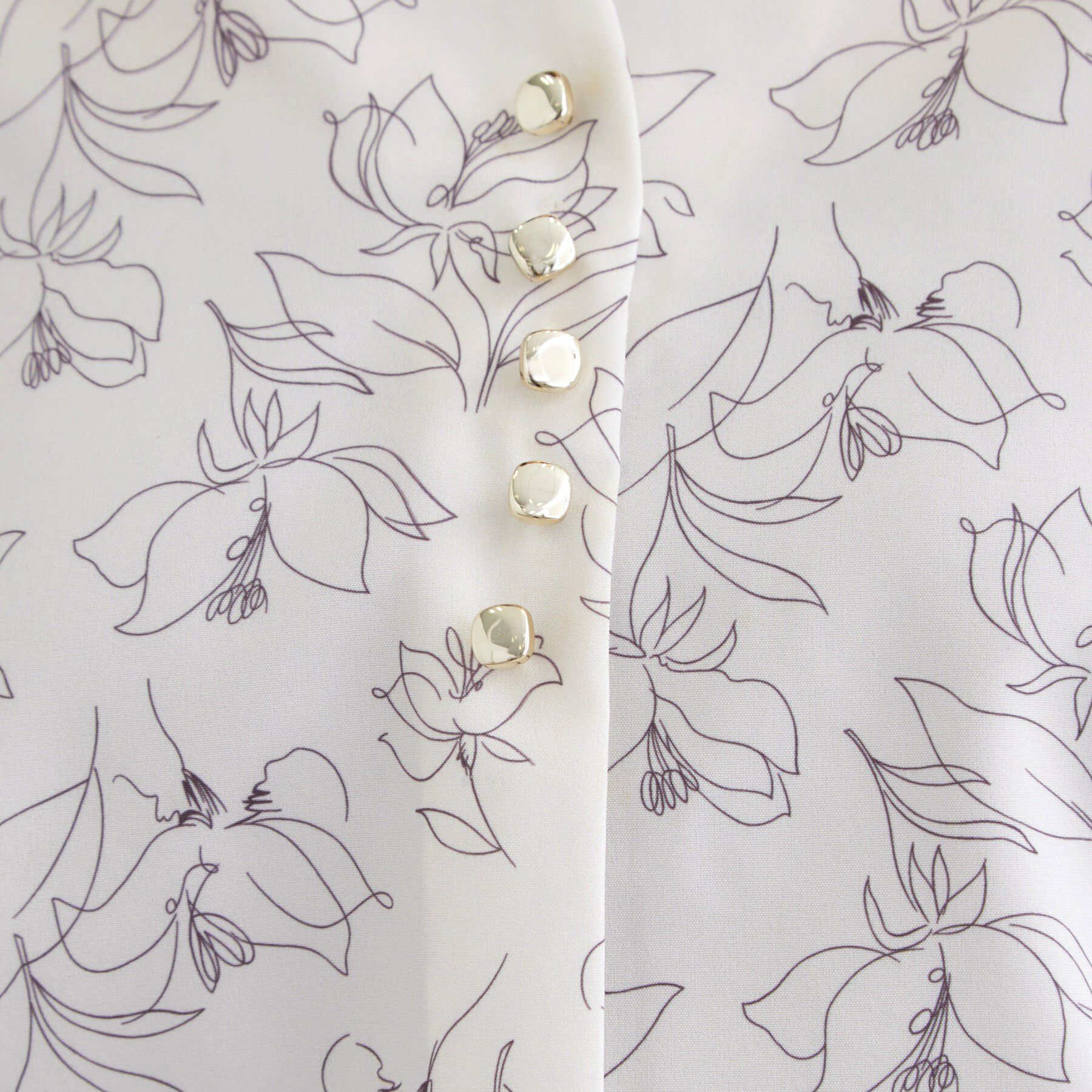 grove「【洗える/お仕事】美しさが続く袖タックブラウス」|シャツ・ブラウス|