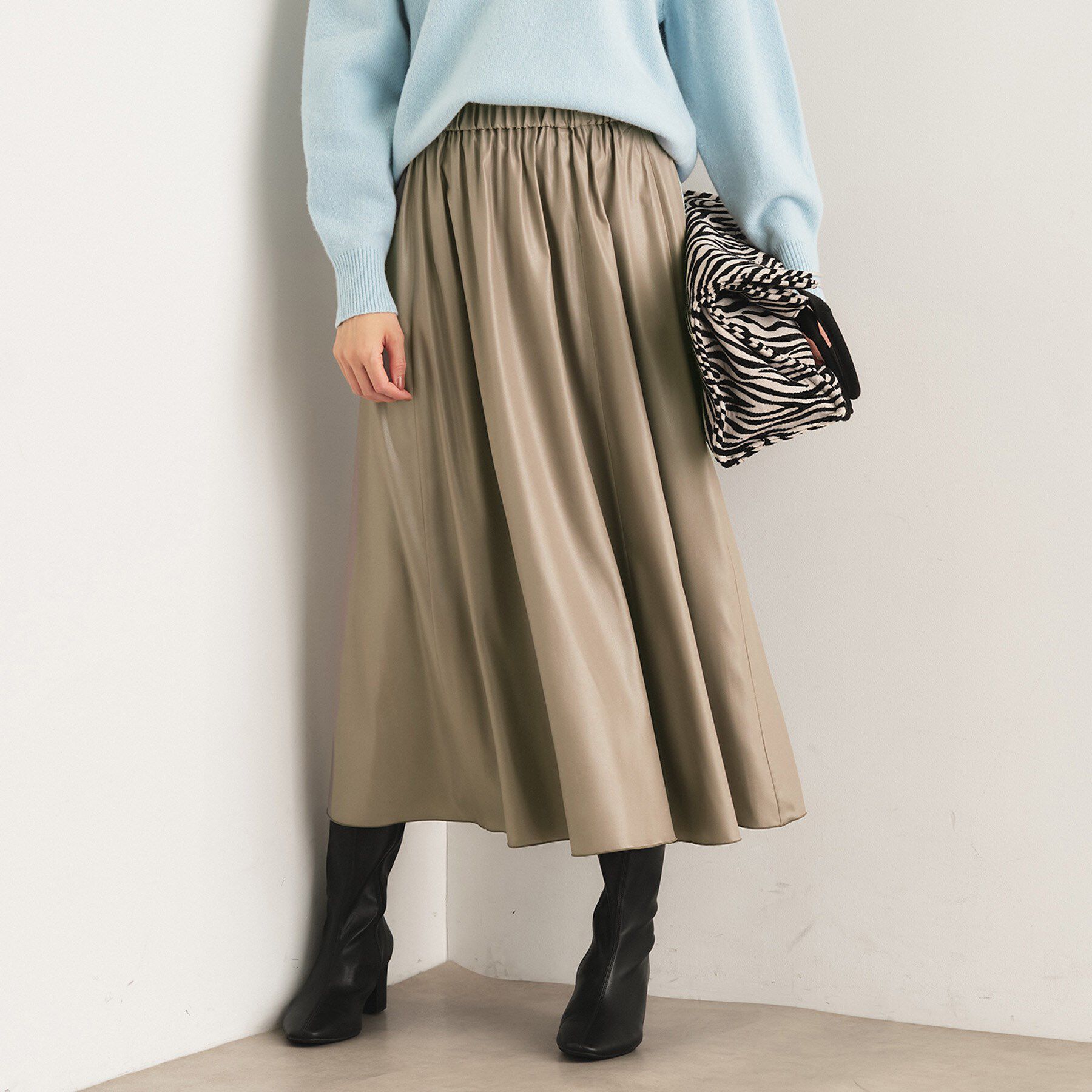 INDIVI「レザー調ギャザースカート」|スカート|カーキ(027)