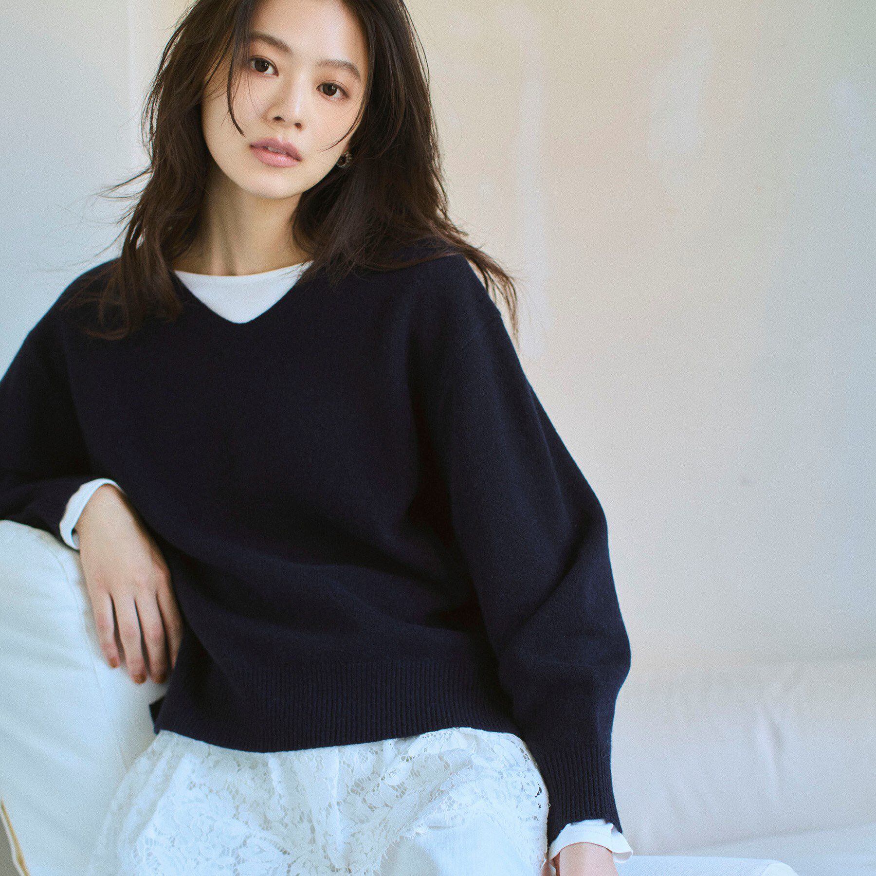 INDIVI「【洗える／カシミヤ混】ミドルゲージVネックニット」|ニット・セーター|ネイビー(094)