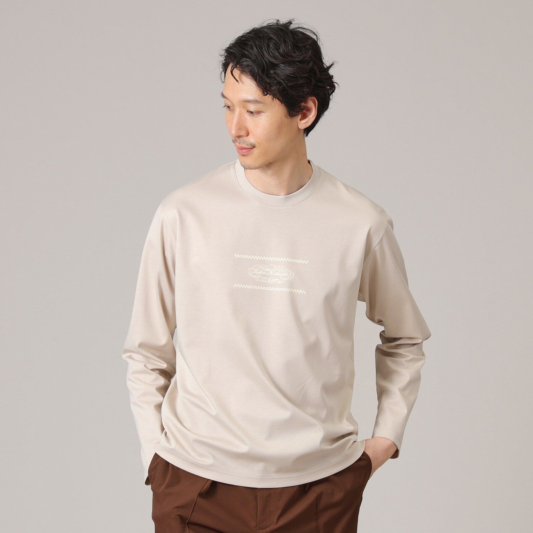 TAKEO KIKUCHI「カリグラフィーロゴ長袖ポンチTシャツ」|Tシャツ・カットソー|グレージュ(050)