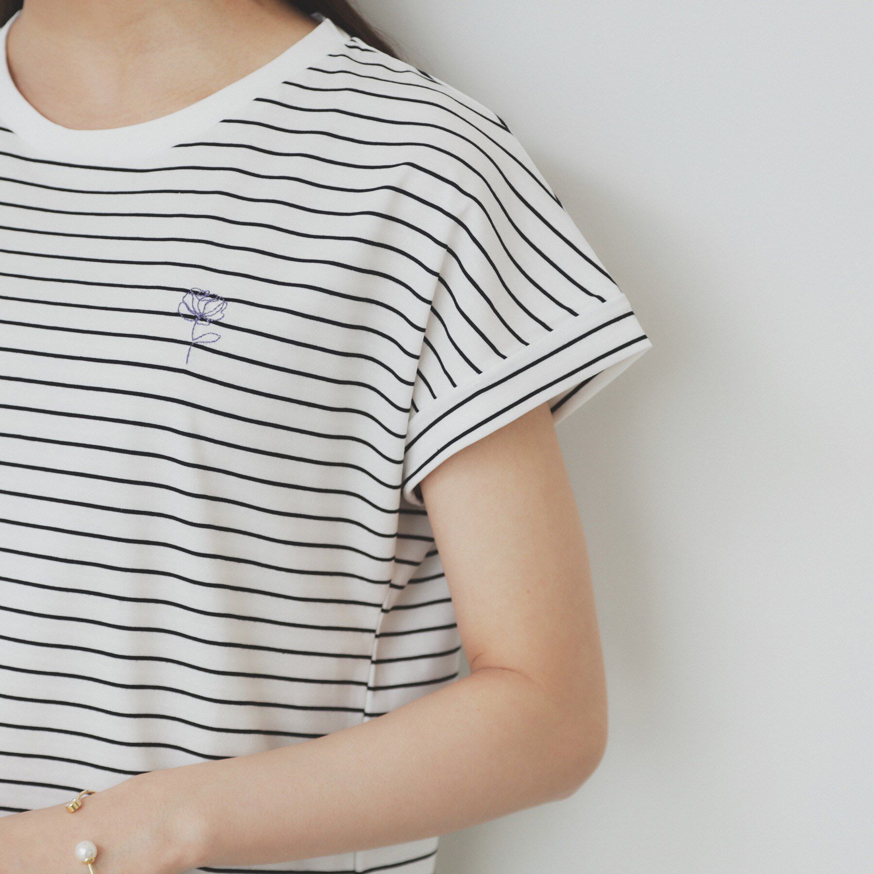 index「《6色展開/S-3Lサイズ》フラワー刺繍Tシャツ【汗ジミ防止/吸水速乾/接触冷感/UVケア/洗濯機洗」|Tシャツ・カットソー|