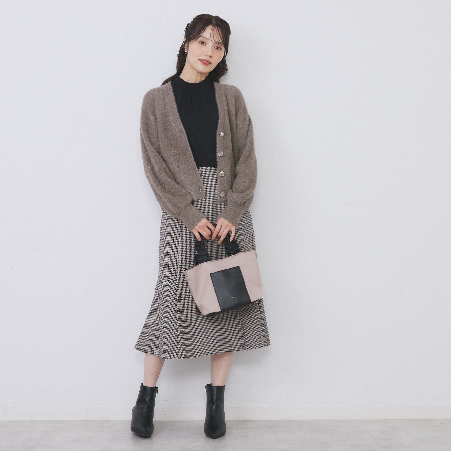 index「ラメフェザーヤーンVネックカーディガン【洗濯機OK】」|カーディガン|