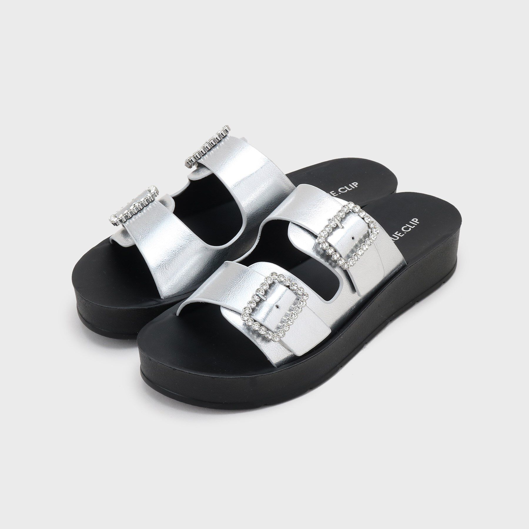 OPAQUE.CLIP「ビジューバックルダブルベルトサンダル」|サンダル|シルバー(006)