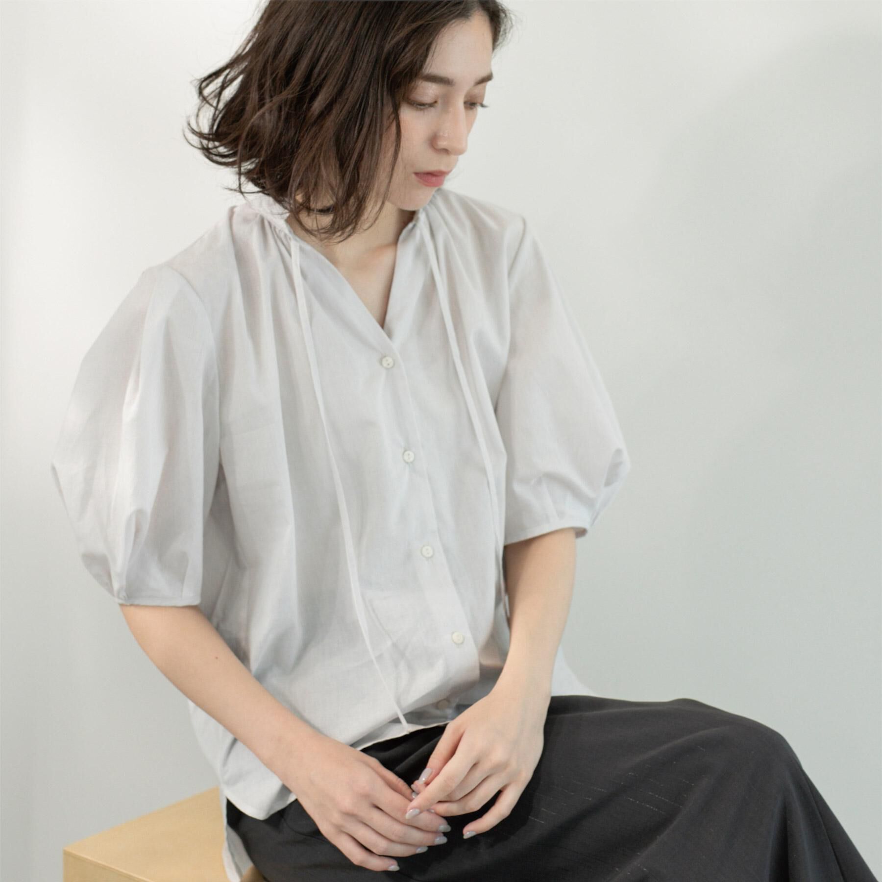 OPAQUE.CLIP「シアーフリルネックブラウス【洗濯機洗い可】」|シャツ・ブラウス|ライトグレー(011