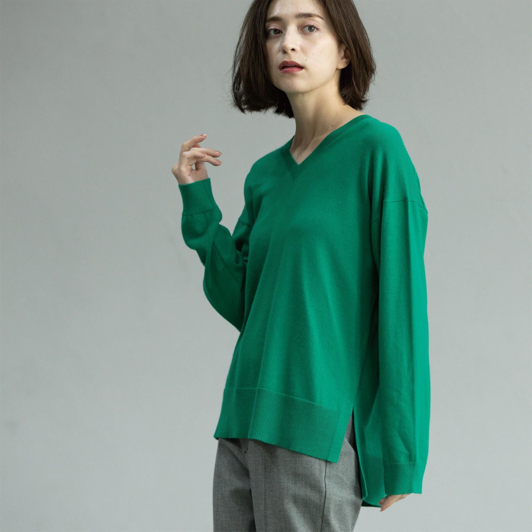 OPAQUE.CLIP「Vネックニット/エクストラファインメリノウール【THEシリーズ/洗濯機OK】」|ニット・セーター|グリーン(822)