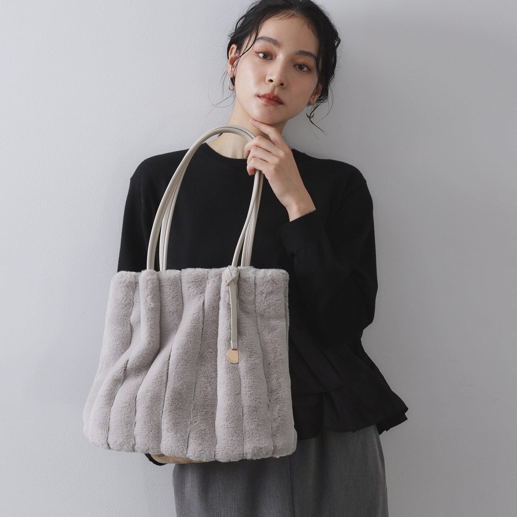 OPAQUE.CLIP「【A4サイズ対応／マチ付き】ストライプフェイクファートートバッグ」|トートバッグ|グレー(012)