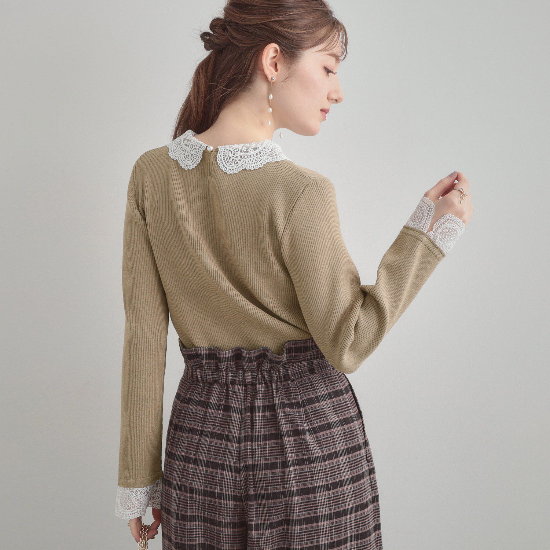 Couture broach「【着映え・フェミニン・通勤】レース衿カフス付きリブニット」|ニット・セーター|