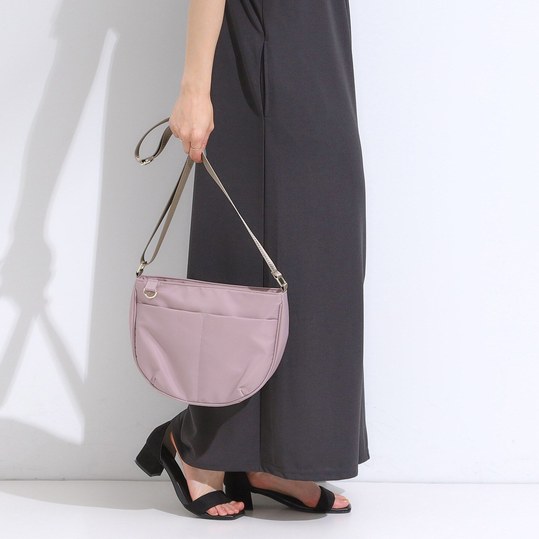 SHOO･LA･RUE「【撥水】フロントポケットハーフムーンショルダーバッグ」|ショルダー・メッセンジャー|ラベンダー(080)