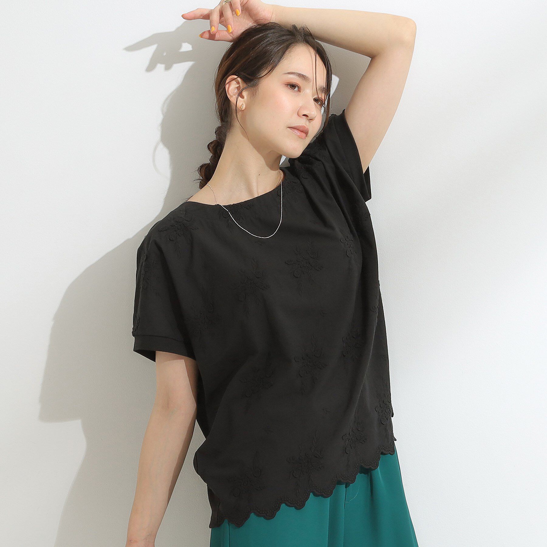 SHOO･LA･RUE「【洗える/S-LL】インせず着られる さらっと大人上品 刺繍トップス」|Tシャツ・カットソー|ブラック(019)