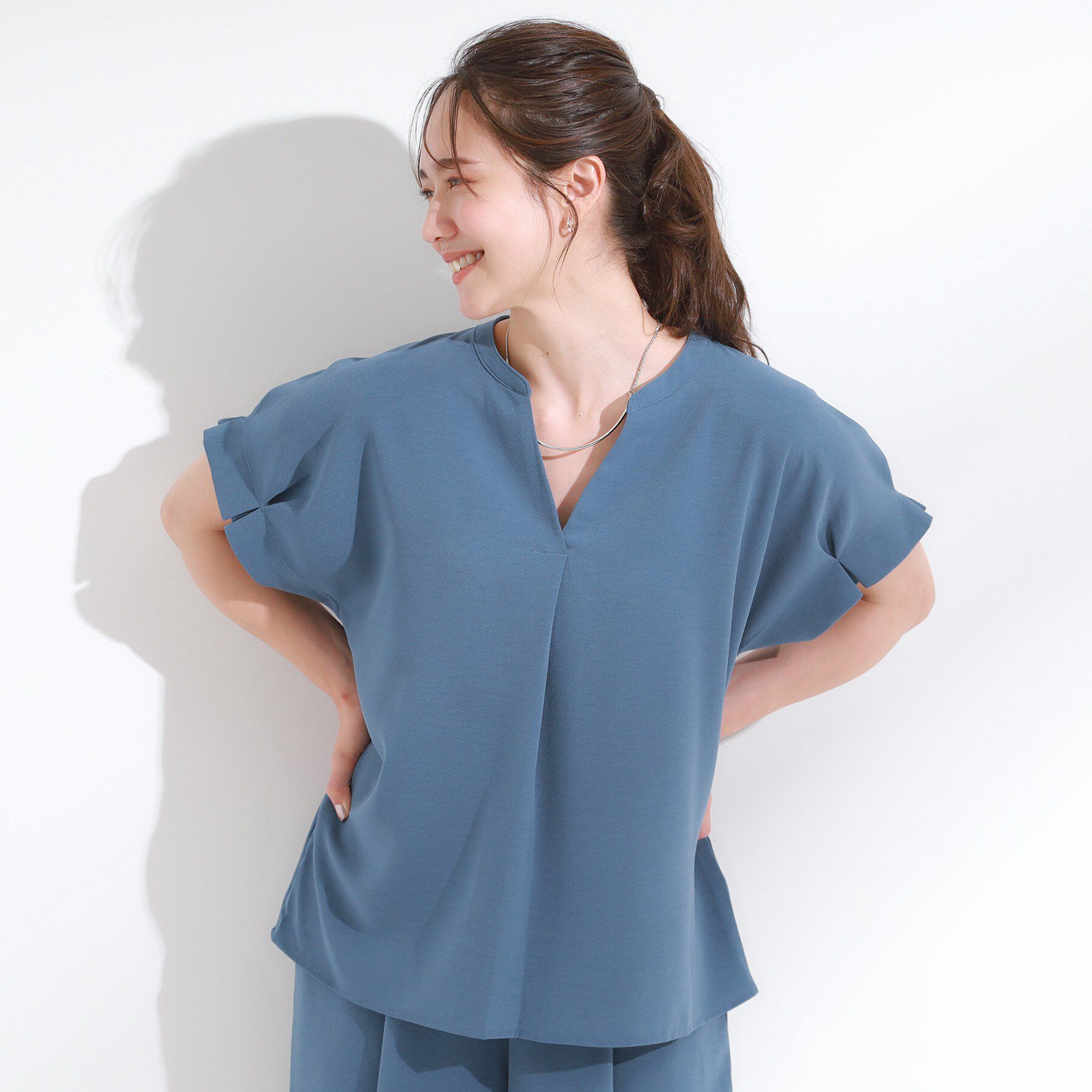 SHOO･LA･RUE「【S-LL/セットアップ可/ひんやり】きちんと見えで上品 お袖タック スキッパーブラウス」|シャツ・ブラウス|