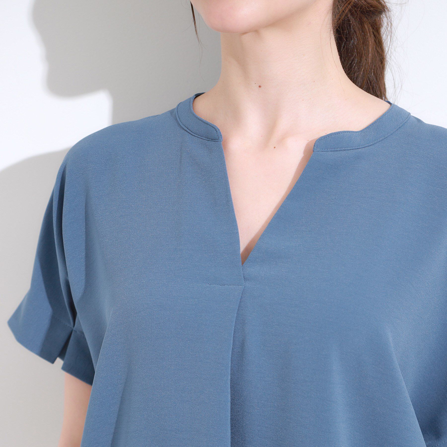 SHOO･LA･RUE「【S-LL/セットアップ可/ひんやり】きちんと見えで上品 お袖タック スキッパーブラウス」|シャツ・ブラウス|