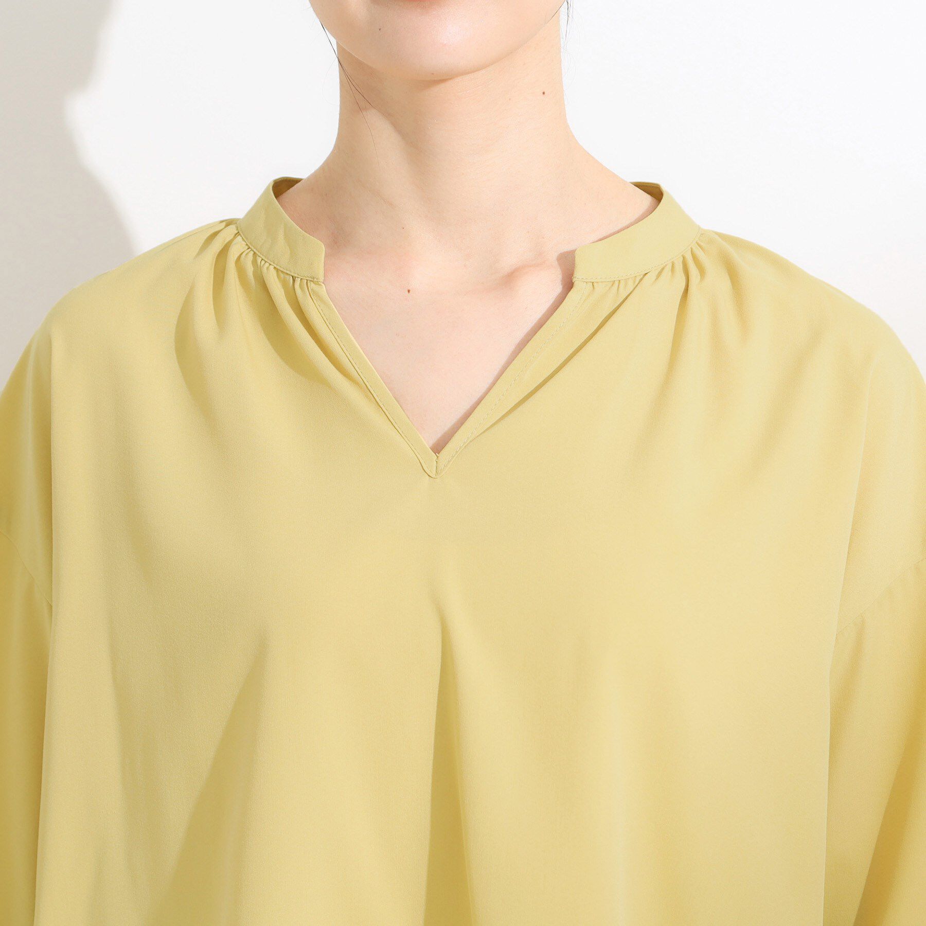 SHOO･LA･RUE「【S-LL/洗濯後しわになりにくい】バックギャザーがアクセント スッキパーブラウス」|シャツ・ブラウス|