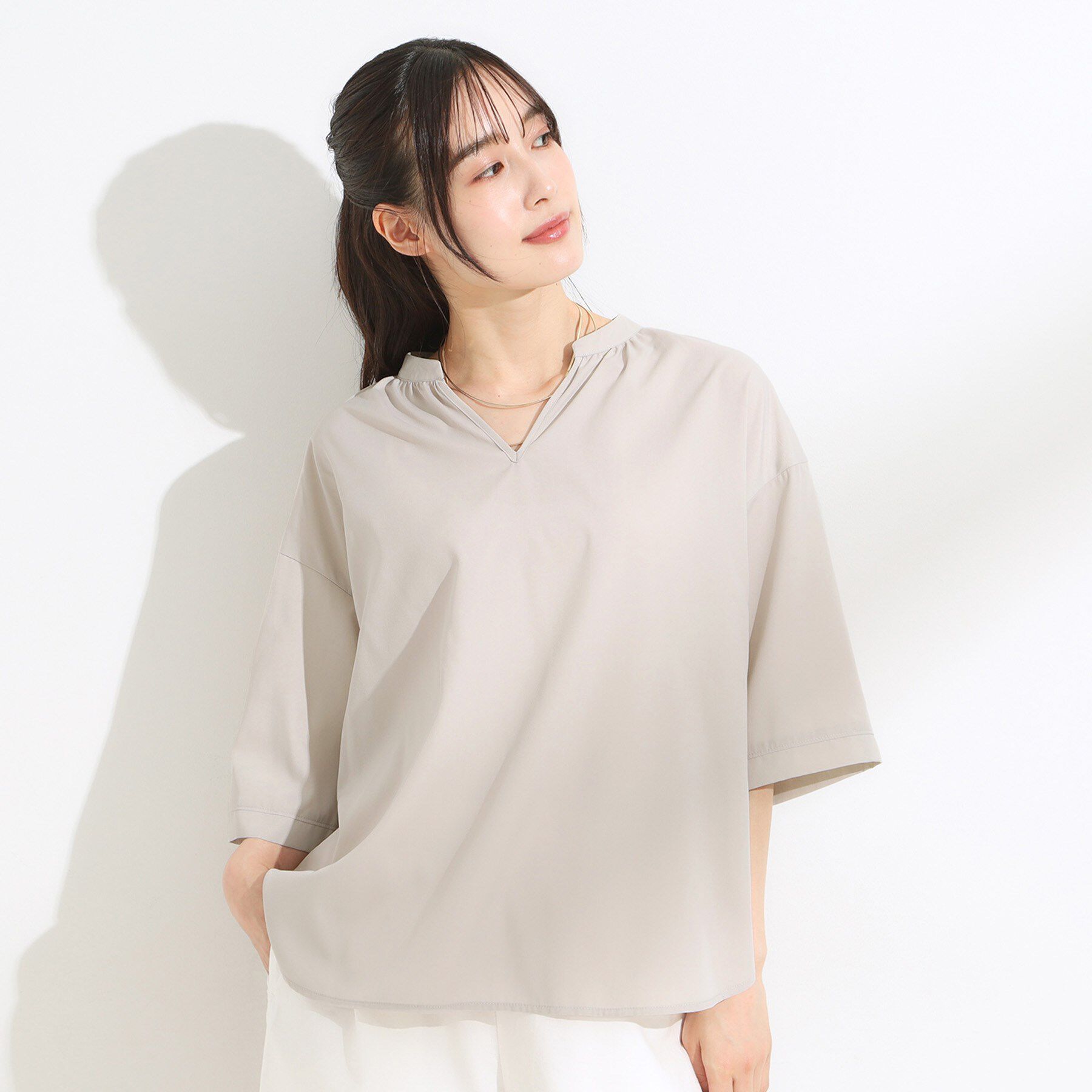 SHOO･LA･RUE「【S-LL/洗濯後しわになりにくい】バックギャザーがアクセント スッキパーブラウス」|シャツ・ブラウス|