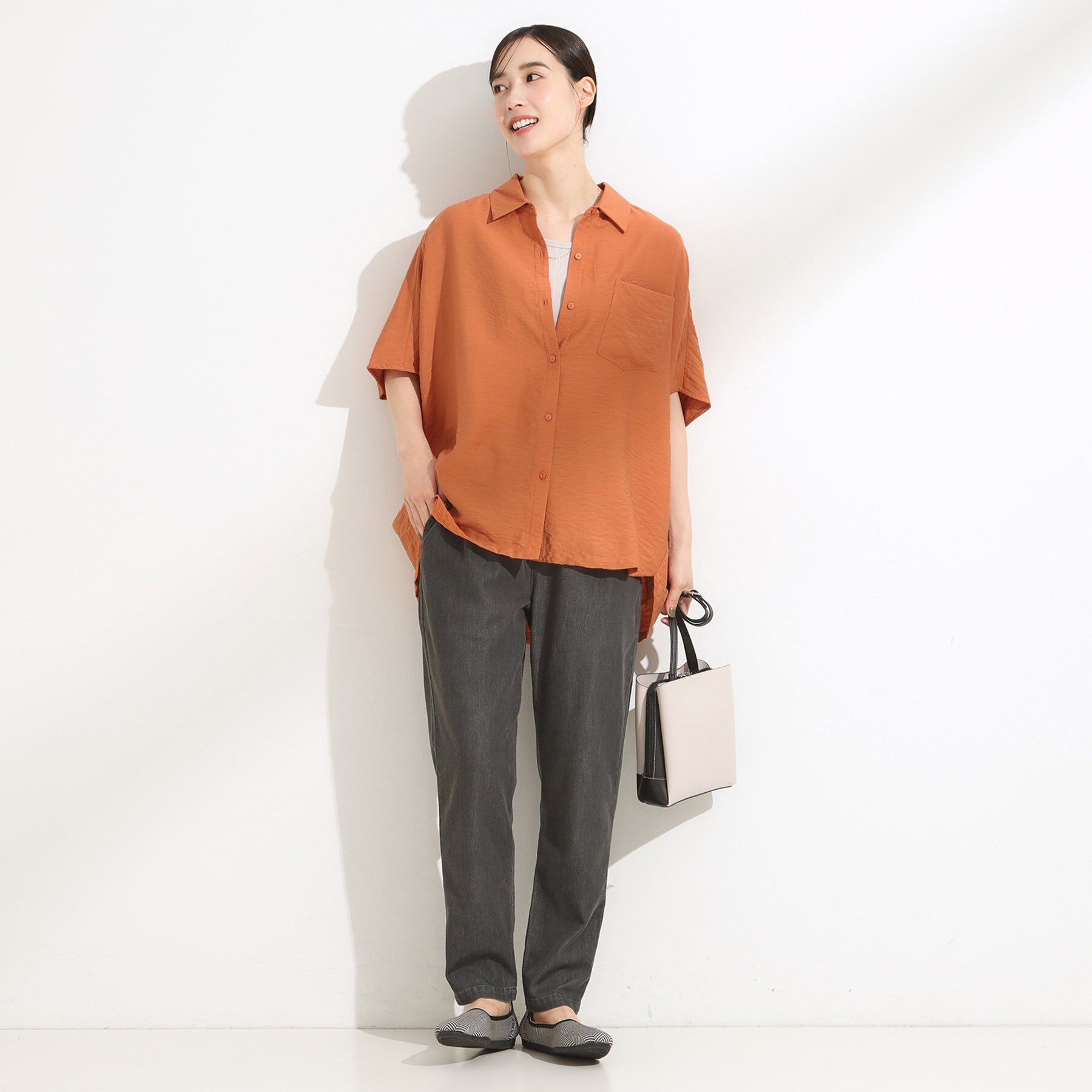 SHOO･LA･RUE「【洗える/S-LL/5分袖】季節の変わり目に さらさらドレープシャツ」|シャツ・ブラウス|