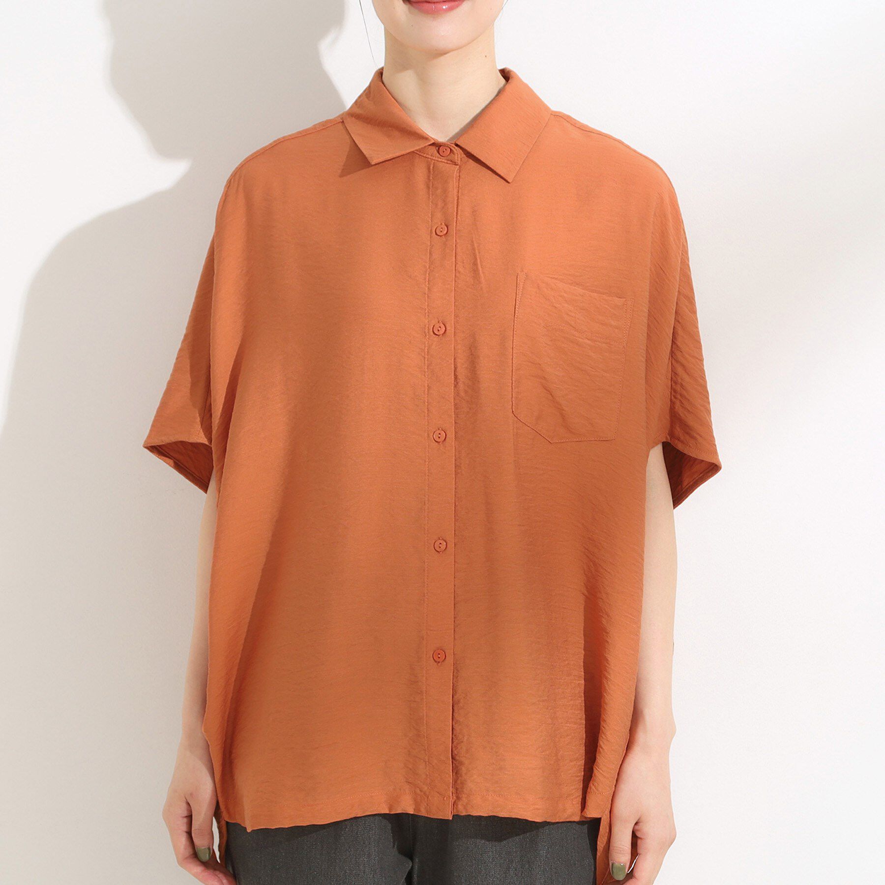 SHOO･LA･RUE「【洗える/S-LL/5分袖】季節の変わり目に さらさらドレープシャツ」|シャツ・ブラウス|