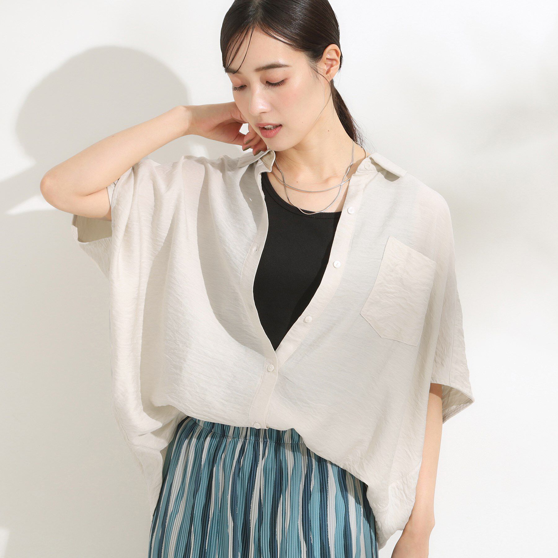 SHOO･LA･RUE「【洗える/S-LL/5分袖】季節の変わり目に さらさらドレープシャツ」|シャツ・ブラウス|ライトベージュ(05