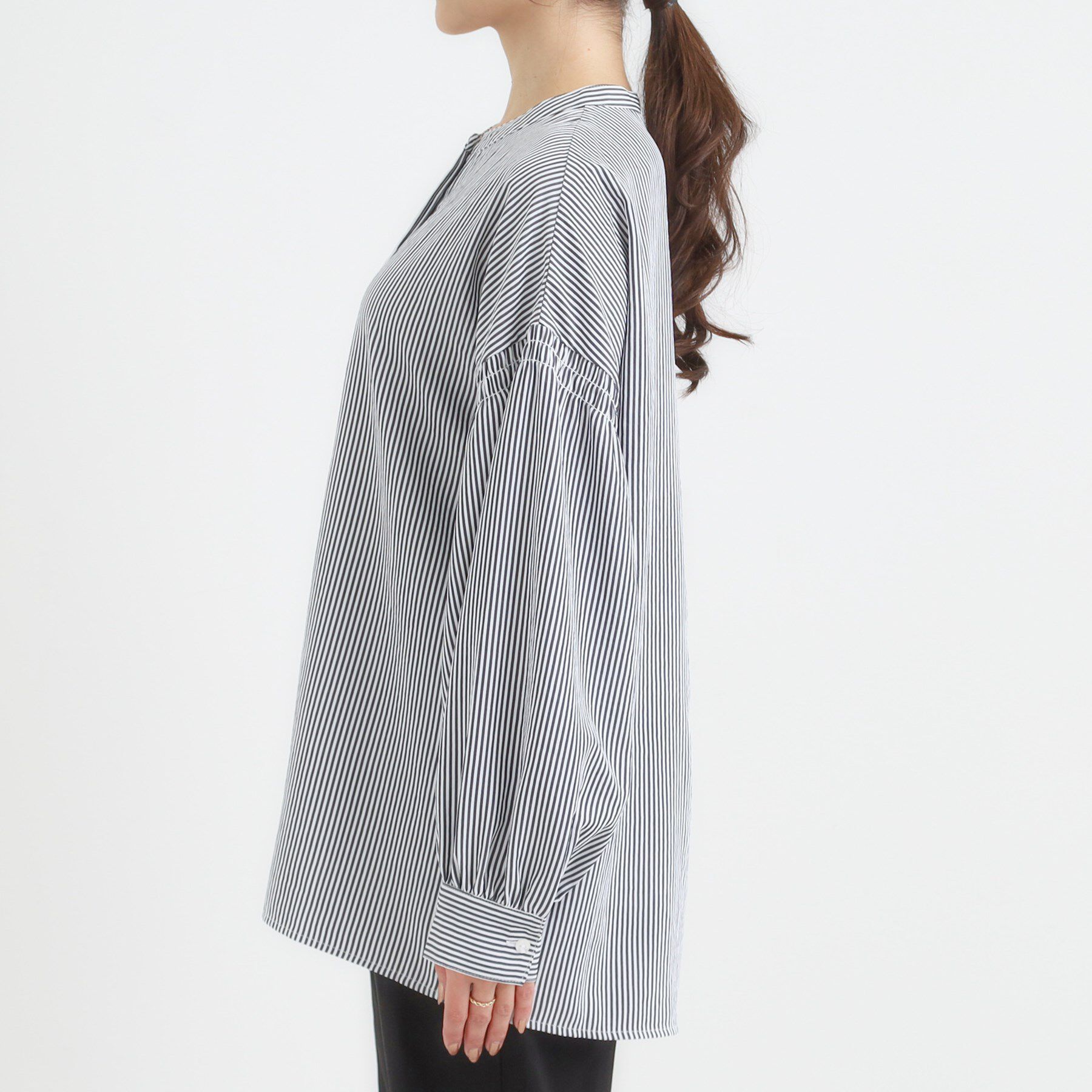 SHOO･LA･RUE「【洗濯後シワになりにくい/吸水速乾/UVカット】お袖シャーリングシャツ」|シャツ・ブラウス|