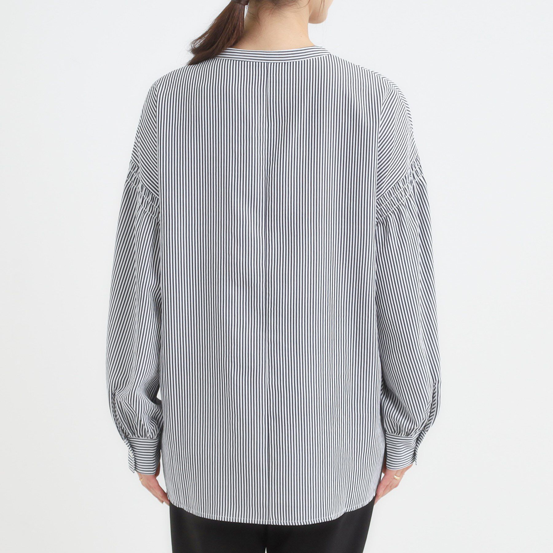 SHOO･LA･RUE「【洗濯後シワになりにくい/吸水速乾/UVカット】お袖シャーリングシャツ」|シャツ・ブラウス|