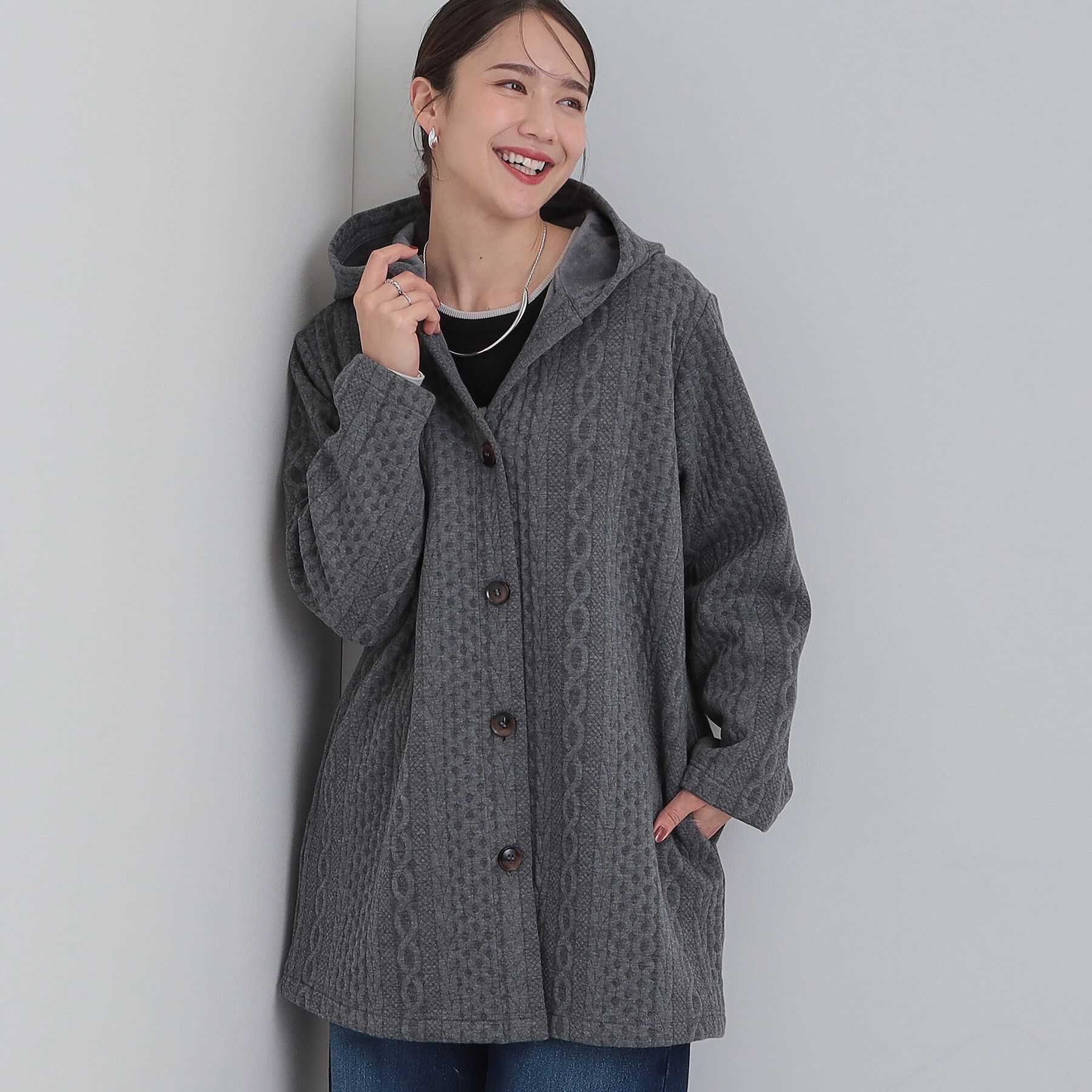 SHOO･LA･RUE「【裏面ベロアであったか】体型をカバーしながらスマートに魅せる ケーブルジャガードコーディガン」|カーディガン|チャコールグレー(0