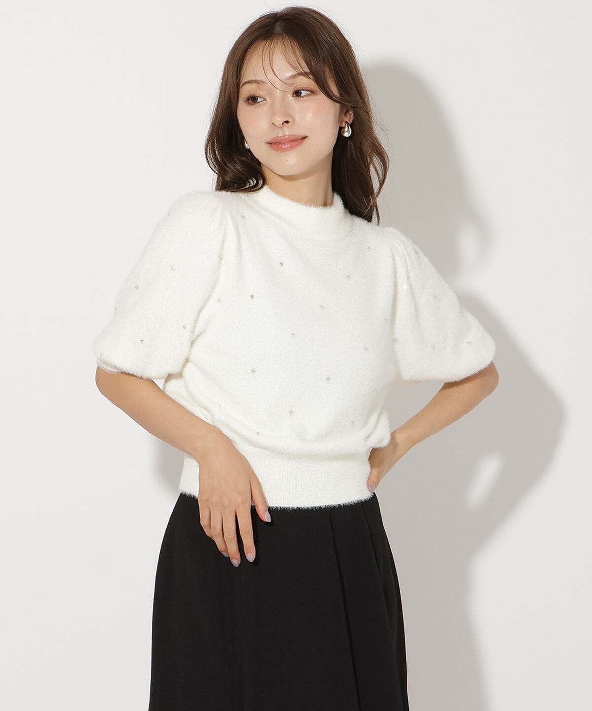アンドクチュール「ラメフェザー5分袖ビジュー付きプルオーバー」|ニット・セーター|オフ