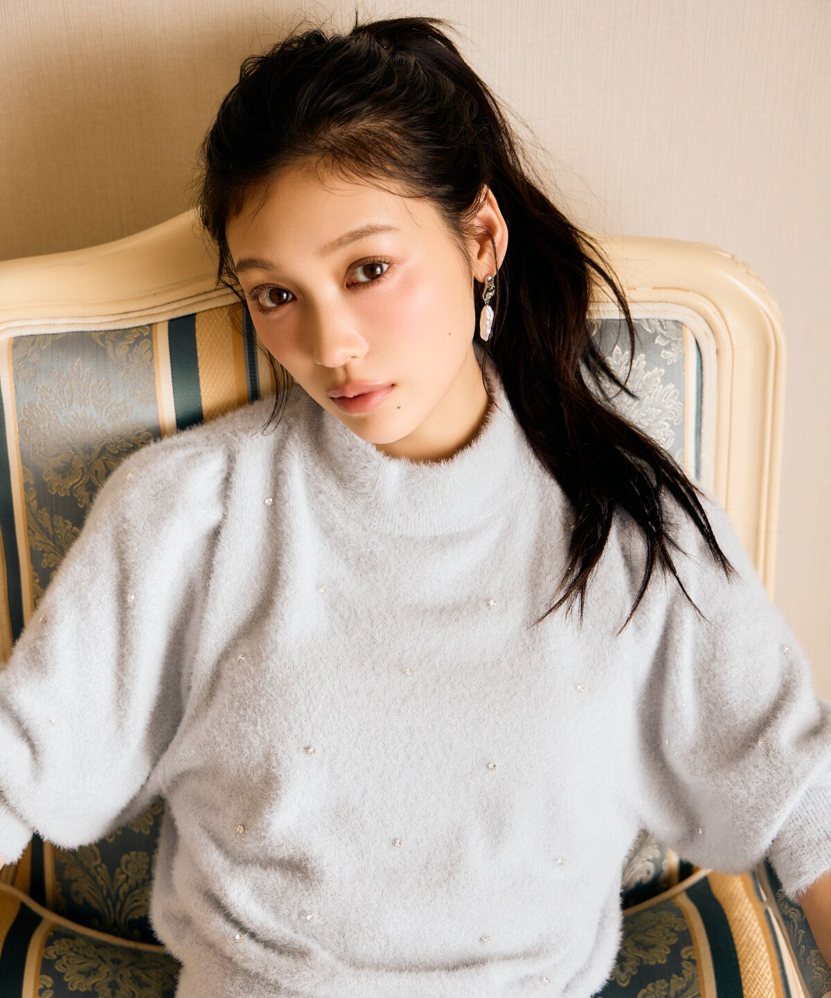 アンドクチュール「ラメフェザー5分袖ビジュー付きプルオーバー」|ニット・セーター|