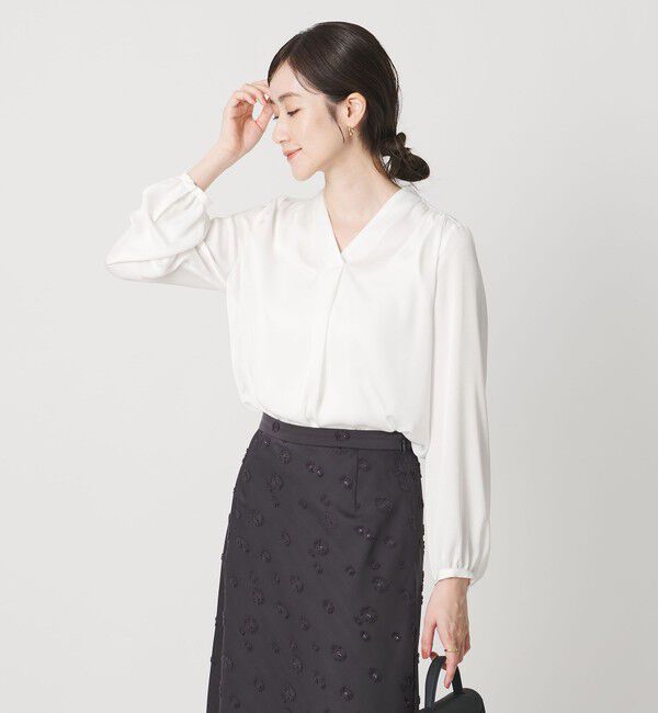 UNITED ARROWS「バック サテン Vネック ロングスリーブ ブラウス ‐ウォッシャブル‐」|シャツ・ブラウス|OFF WHITE
