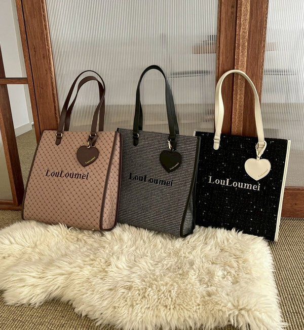  「【LouLoumei】ハートチャーム付きトートバッグ／推し活にも／自立可能」|トートバッグ|