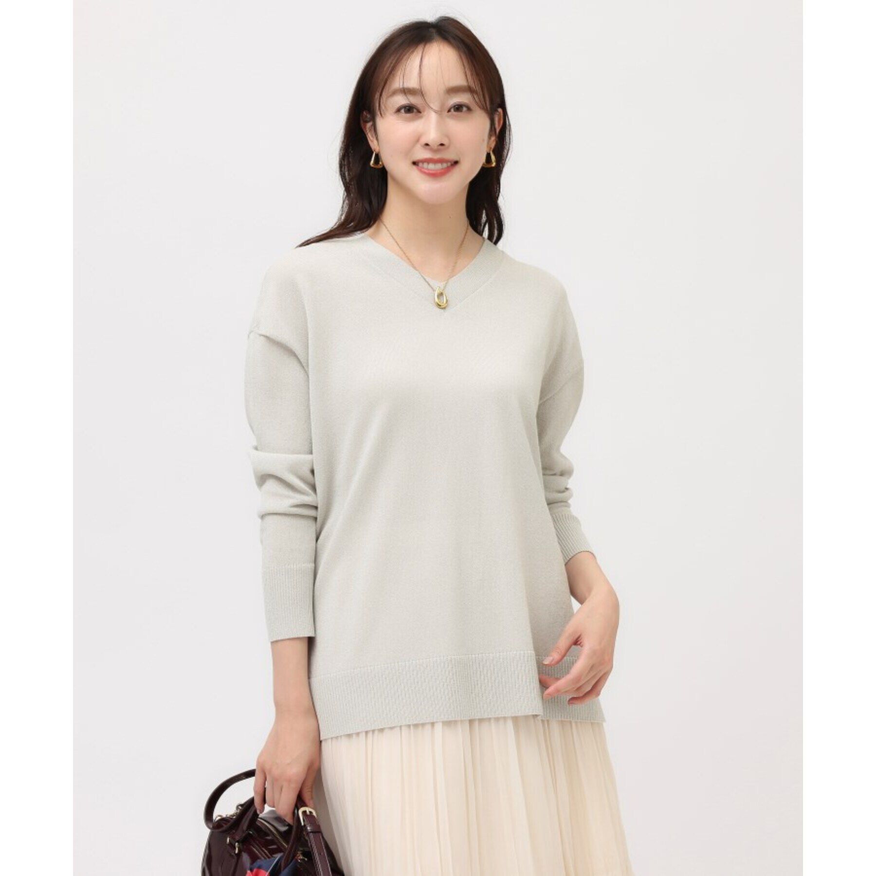 UNTITLED「【薄手/ゆったり/体型カバー】ドライレーヨン Vネックニット」|ニット・セーター|ライトグレー(411
