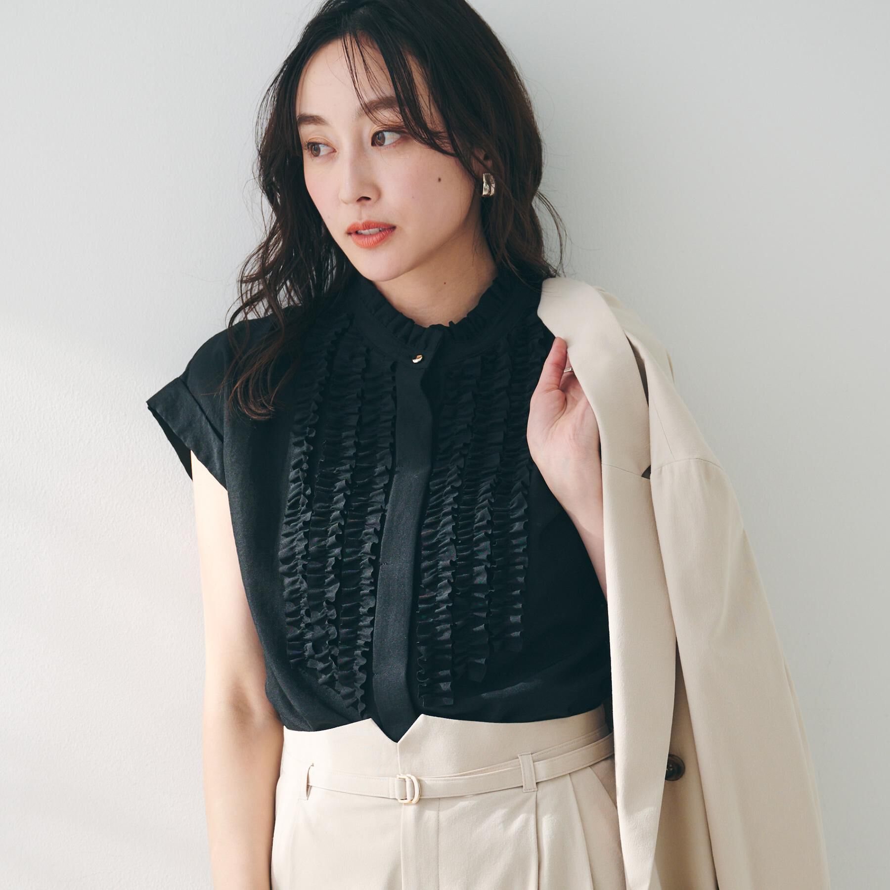 UNTITLED「スタンドネックフリルブラウス【吸水速乾/UVケア】」|シャツ・ブラウス|ブラック(019)