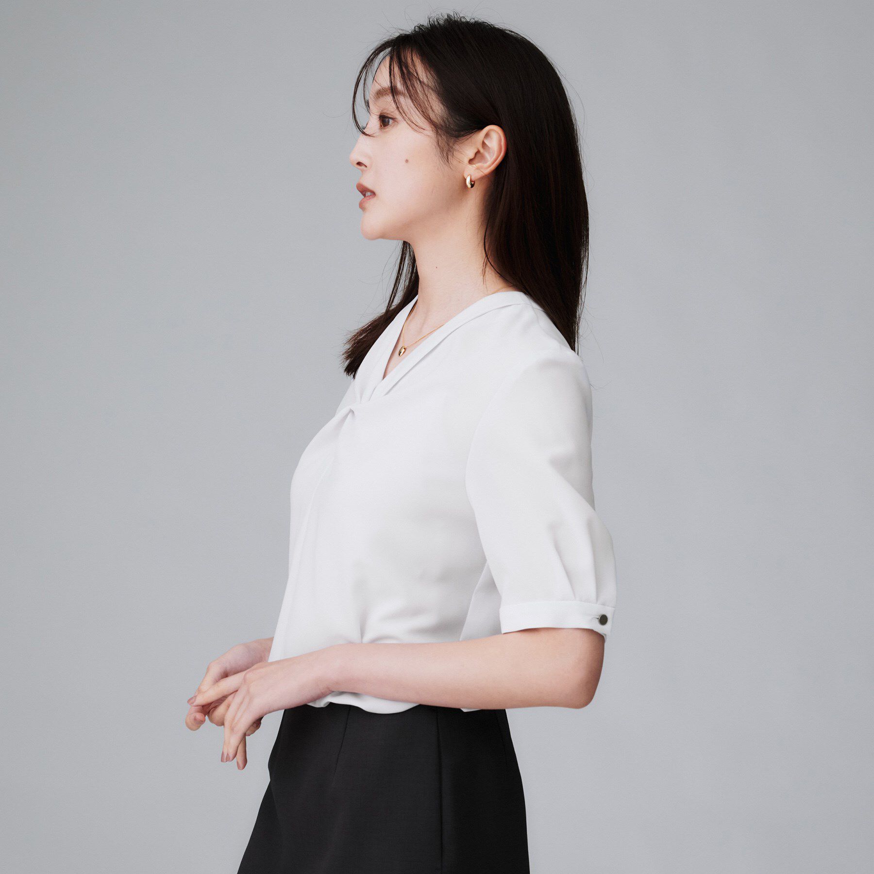 UNTITLED「【洗える/ストレッチ/通勤】Vネックブラウス」|シャツ・ブラウス|