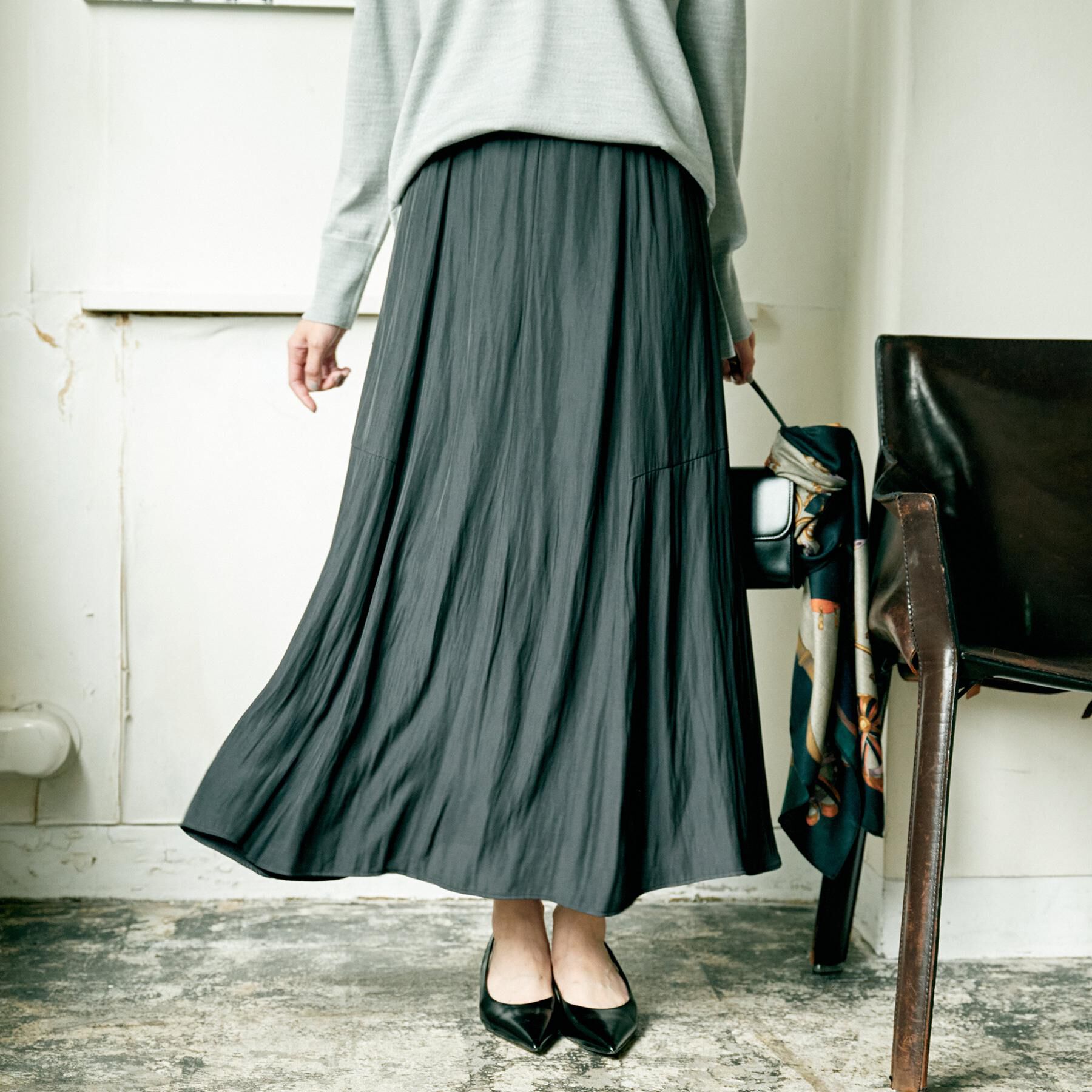 UNTITLED「【洗える/1枚で着映え】ソフト裾フレアスカート」|スカート|チャコールグレー(0