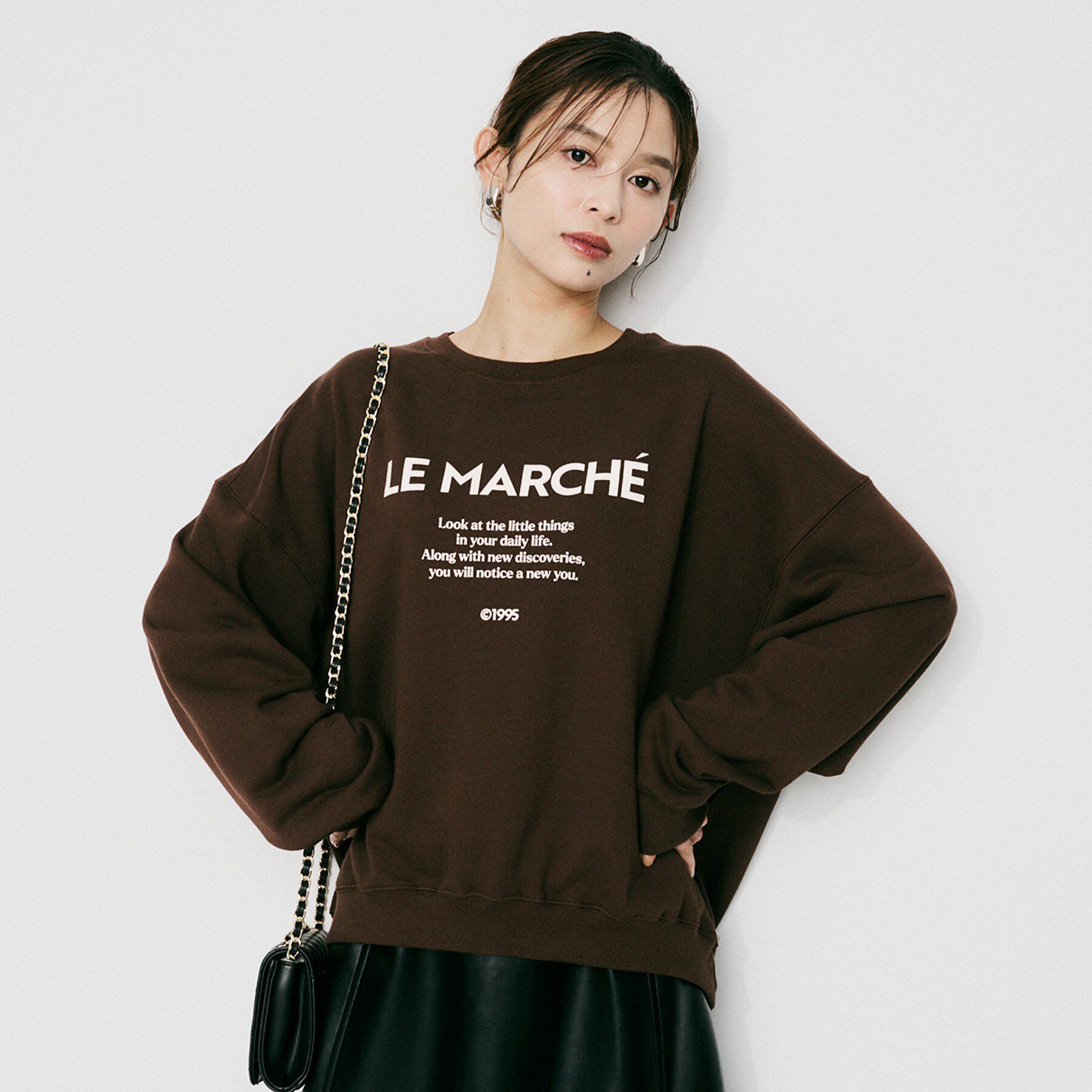 UNTITLED「【CHIGNON】別注ロゴスウェット」|パーカー|ブラウン(043)