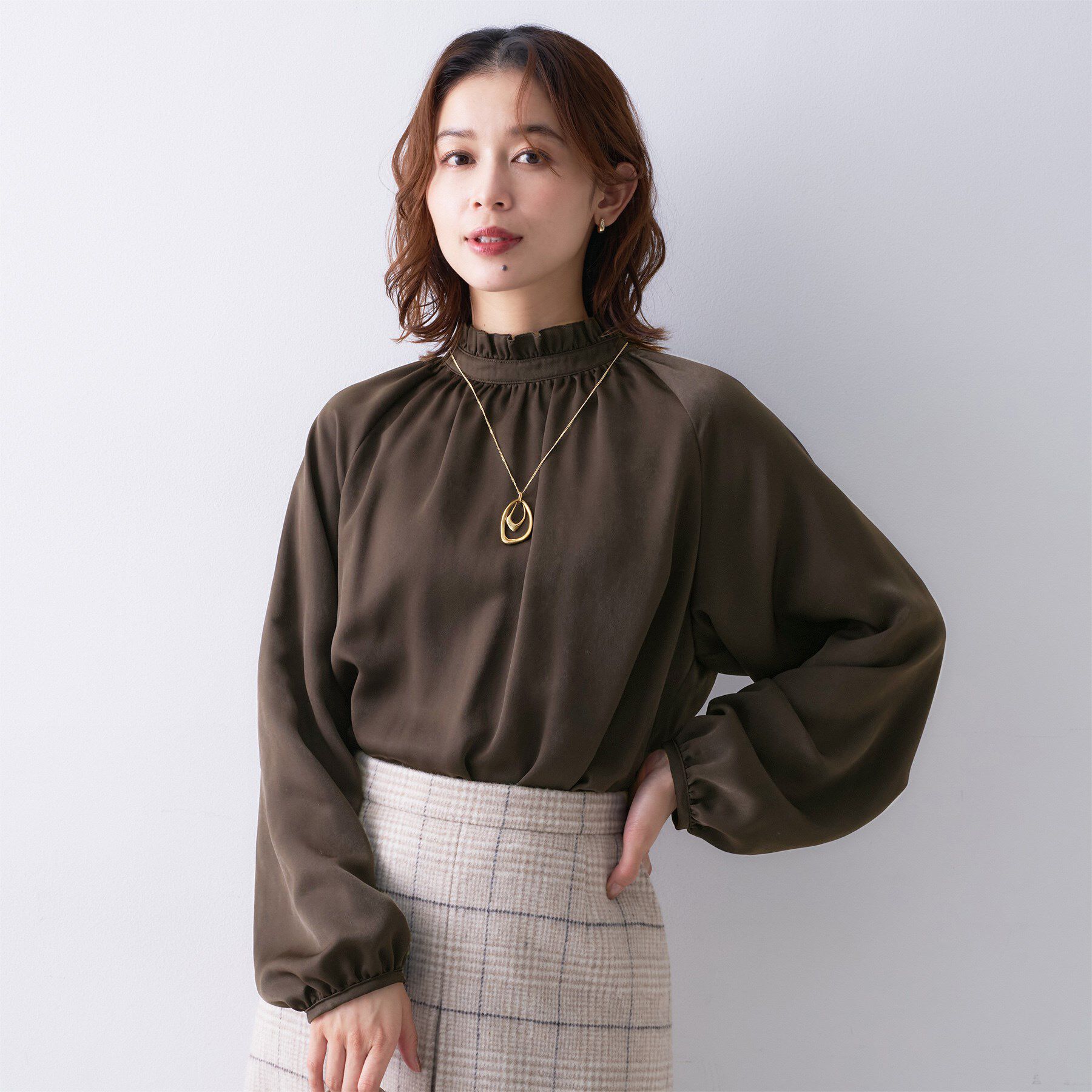 UNTITLED「【エレガント/お仕事着にも】スタンドフリルネック ブラウス」|シャツ・ブラウス|ブラウン(044)