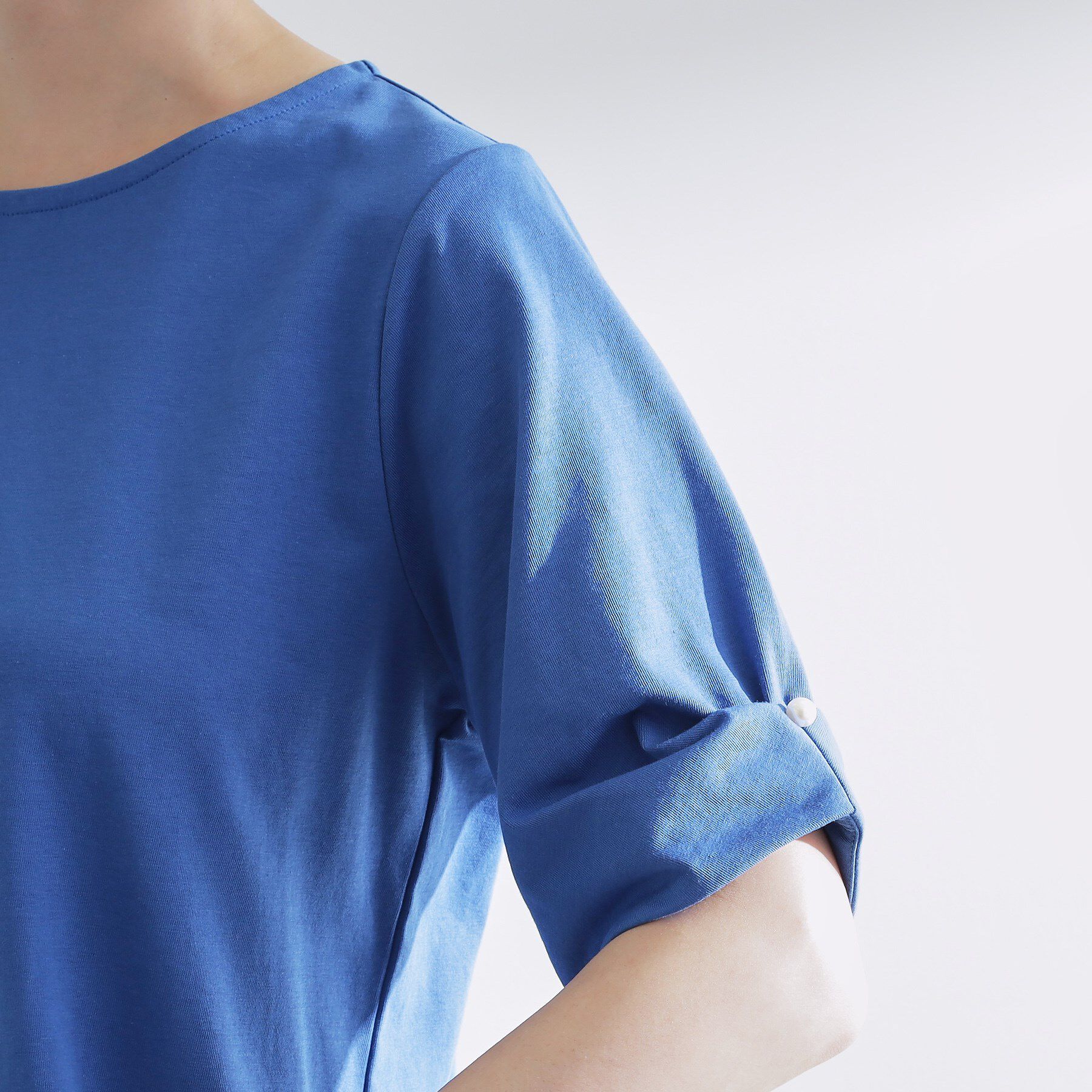 grove「きちんと感と女性らしさ、二の腕カバーが一枚で叶う　袖口パール調ボタンプルオーバー」|Tシャツ・カットソー|