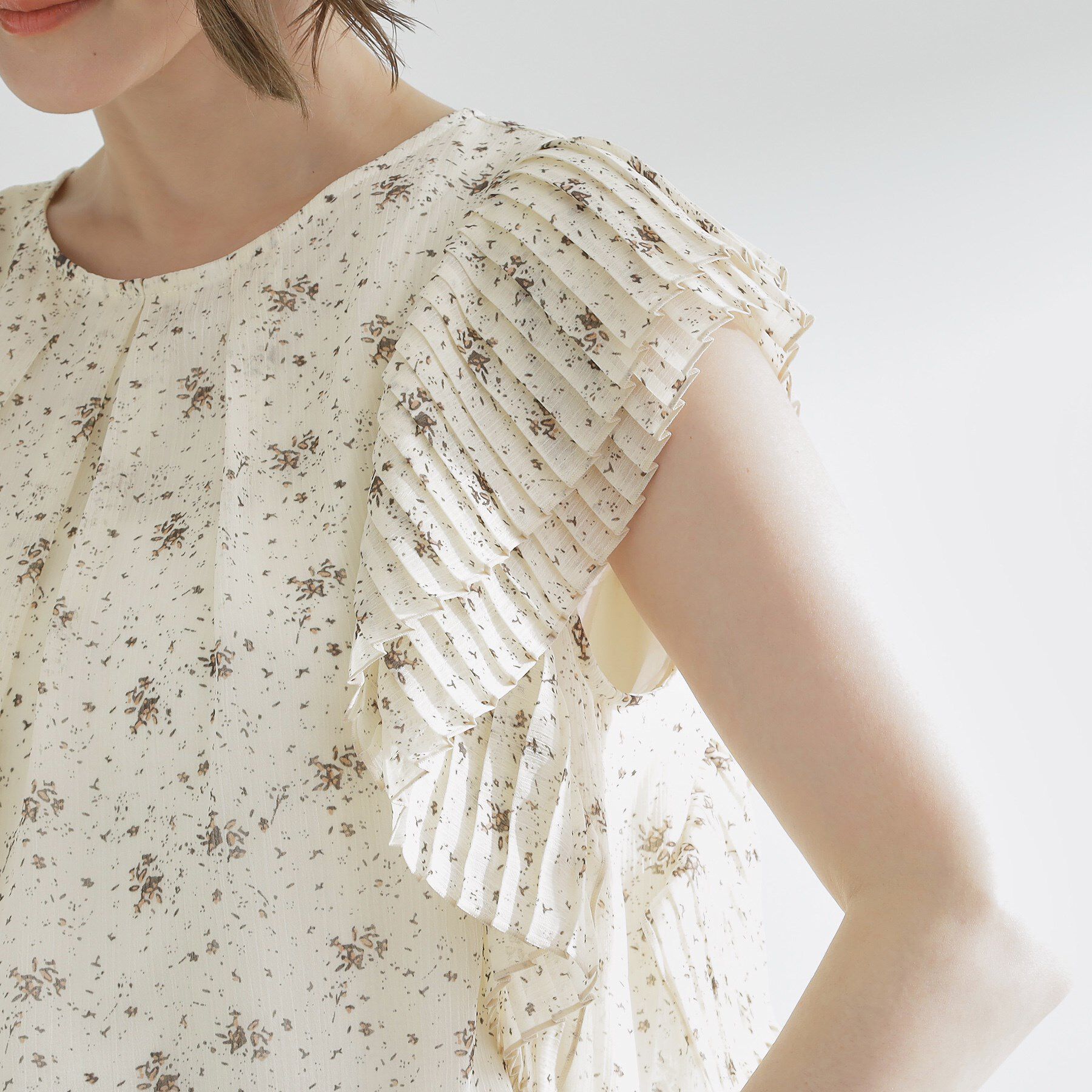 grove「プリーツが彩る 華やか花柄ブラウス」|シャツ・ブラウス|