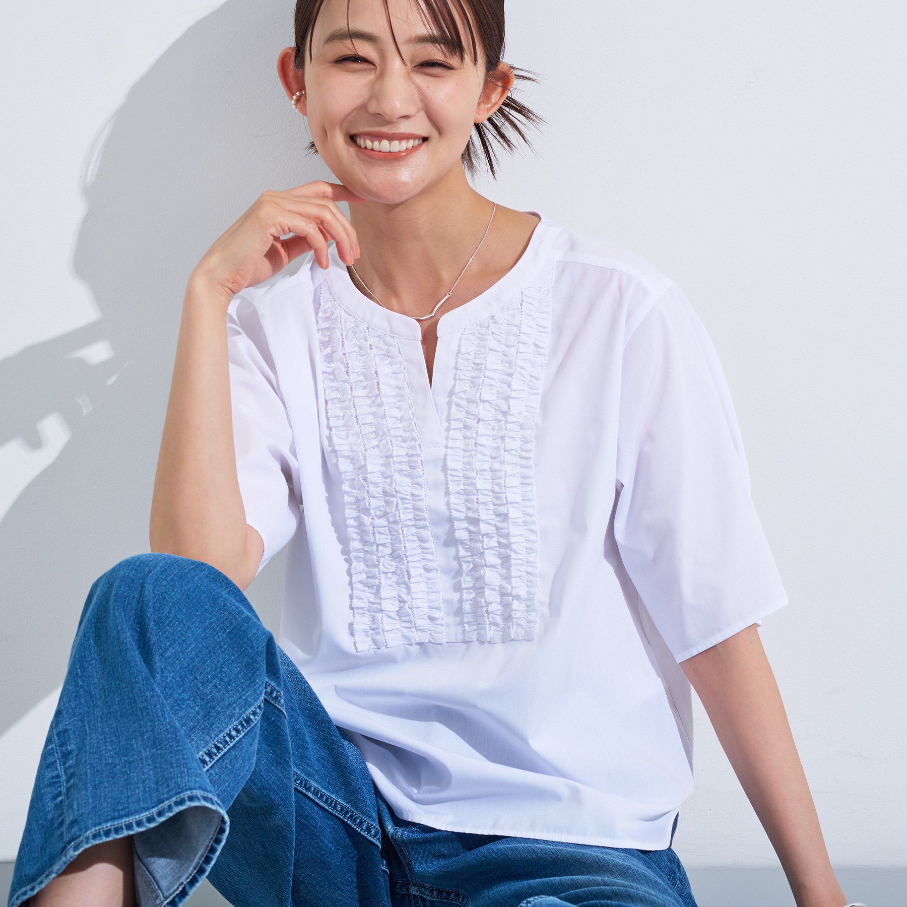 INDIVI「【洗える】胸元タックフリルブラウス」|シャツ・ブラウス|ホワイト(001)