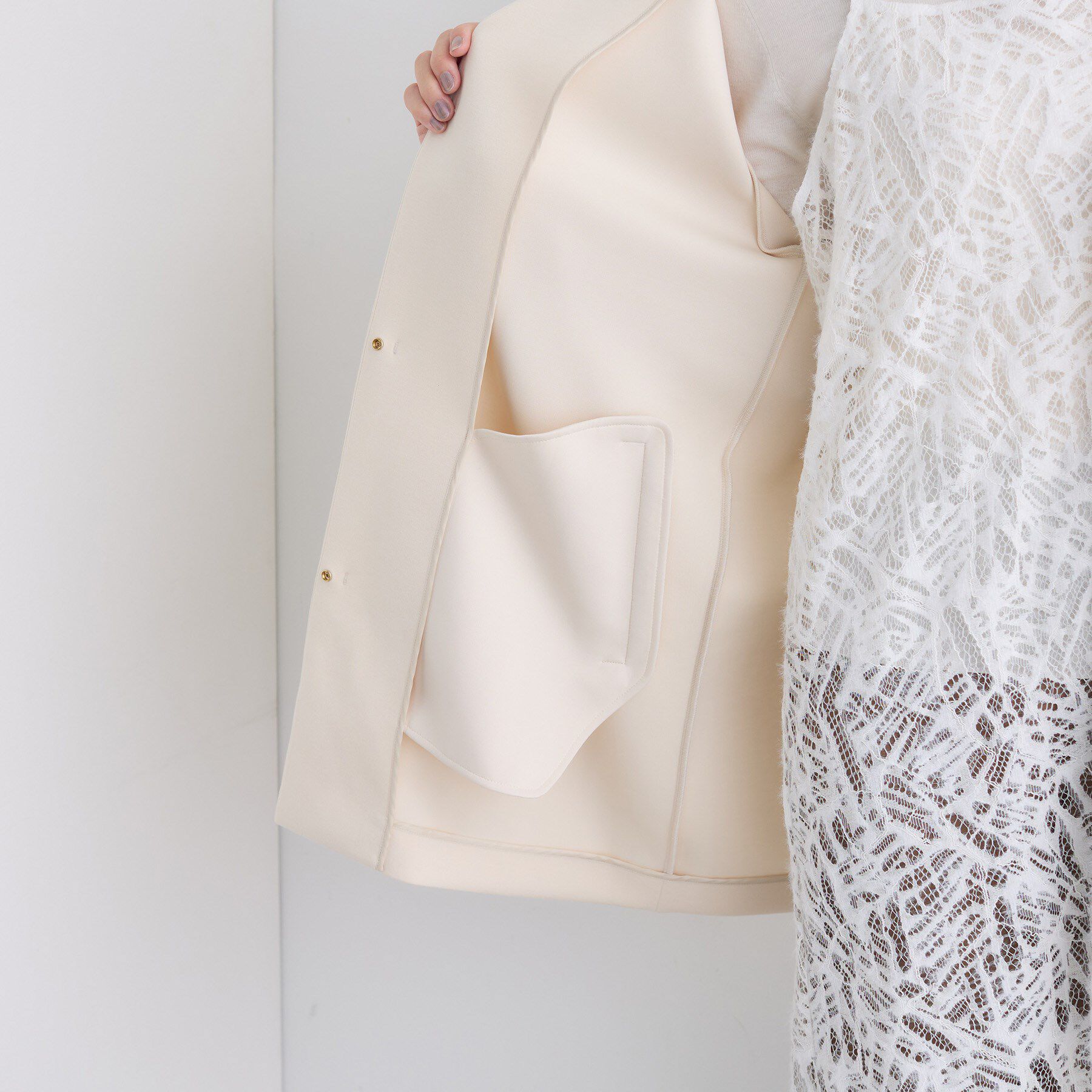 INDIVI「【秋／軽羽織り】ノーカラーミドル丈ライトコート」|ノーカラージャケット|