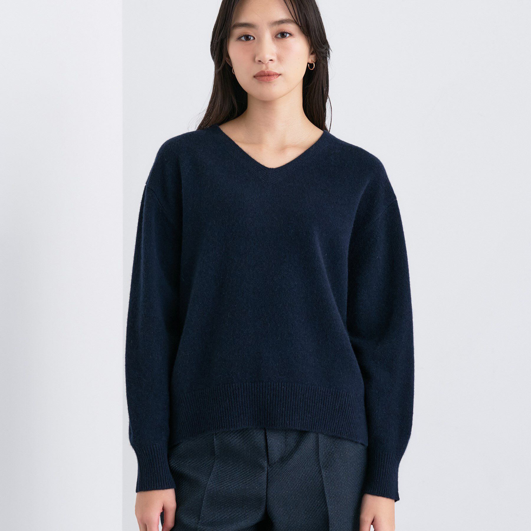 INDIVI「【洗える／カシミヤ混】ミドルゲージVネックニット」|ニット・セーター|