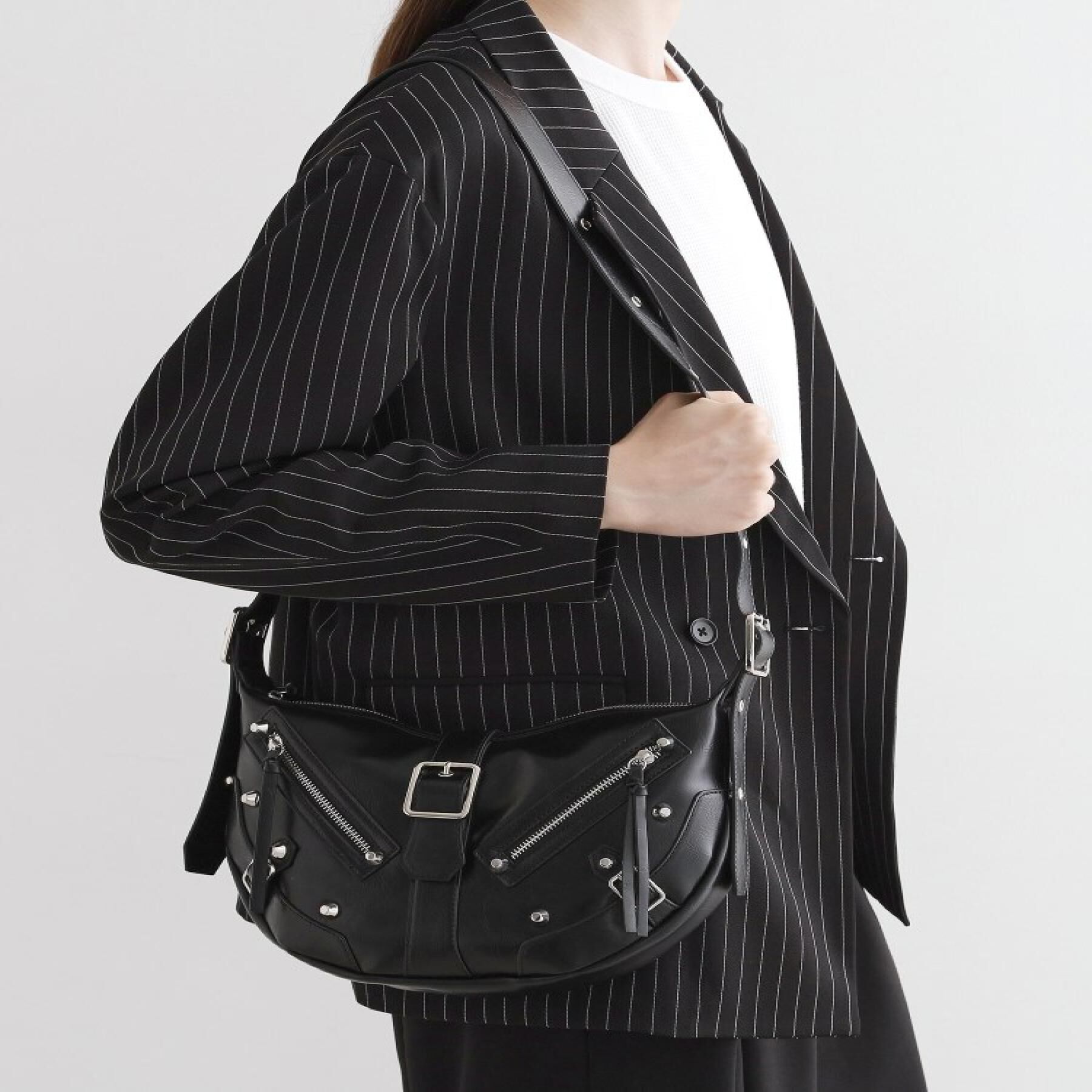 tk.TAKEO KIKUCHI「【FANCYシリーズ】スタッズクレセントショルダーバッグ」|ショルダー・メッセンジャー|