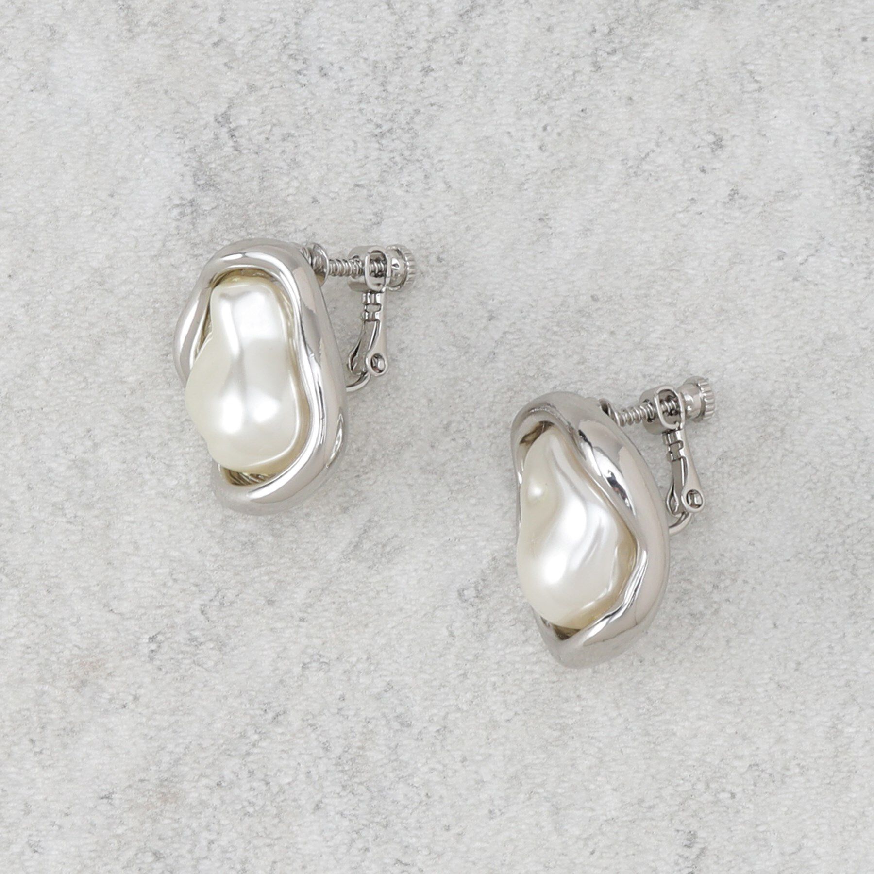 OPAQUE.CLIP「メタルフレーム&times;フェイクパールイヤリング」|イヤリング|シルバー(006)