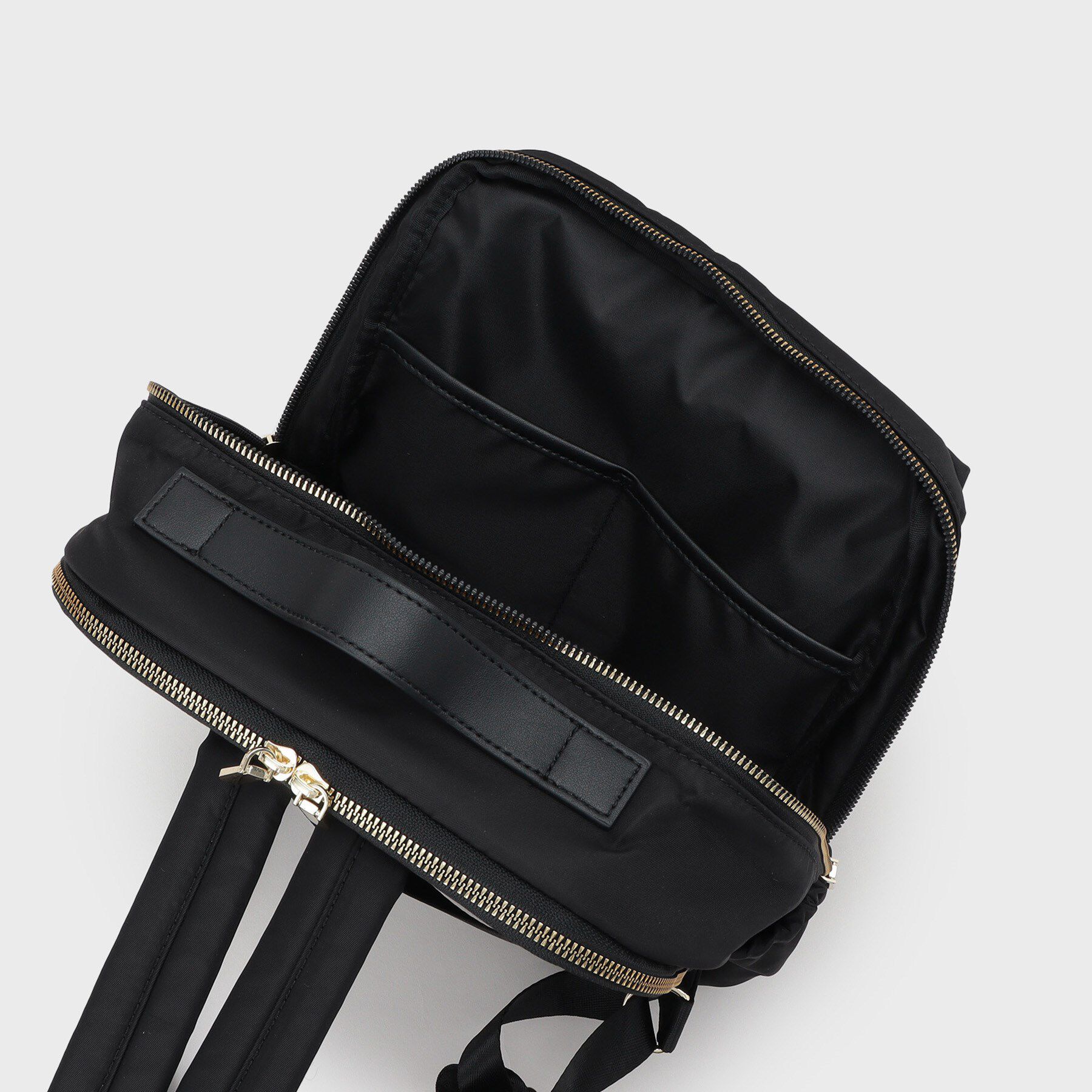 OPAQUE.CLIP「【マルチポケット/PC収納可能】ナイロンスクエアリュックサック」|リュック|