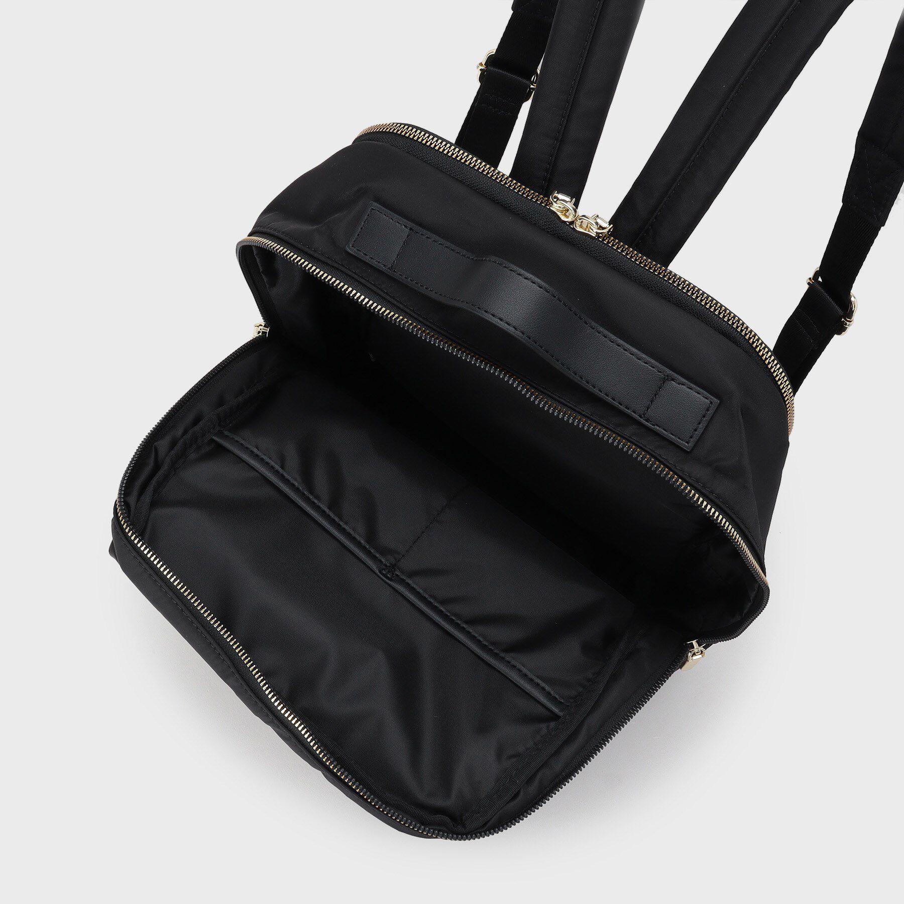 OPAQUE.CLIP「【マルチポケット/PC収納可能】ナイロンスクエアリュックサック」|リュック|