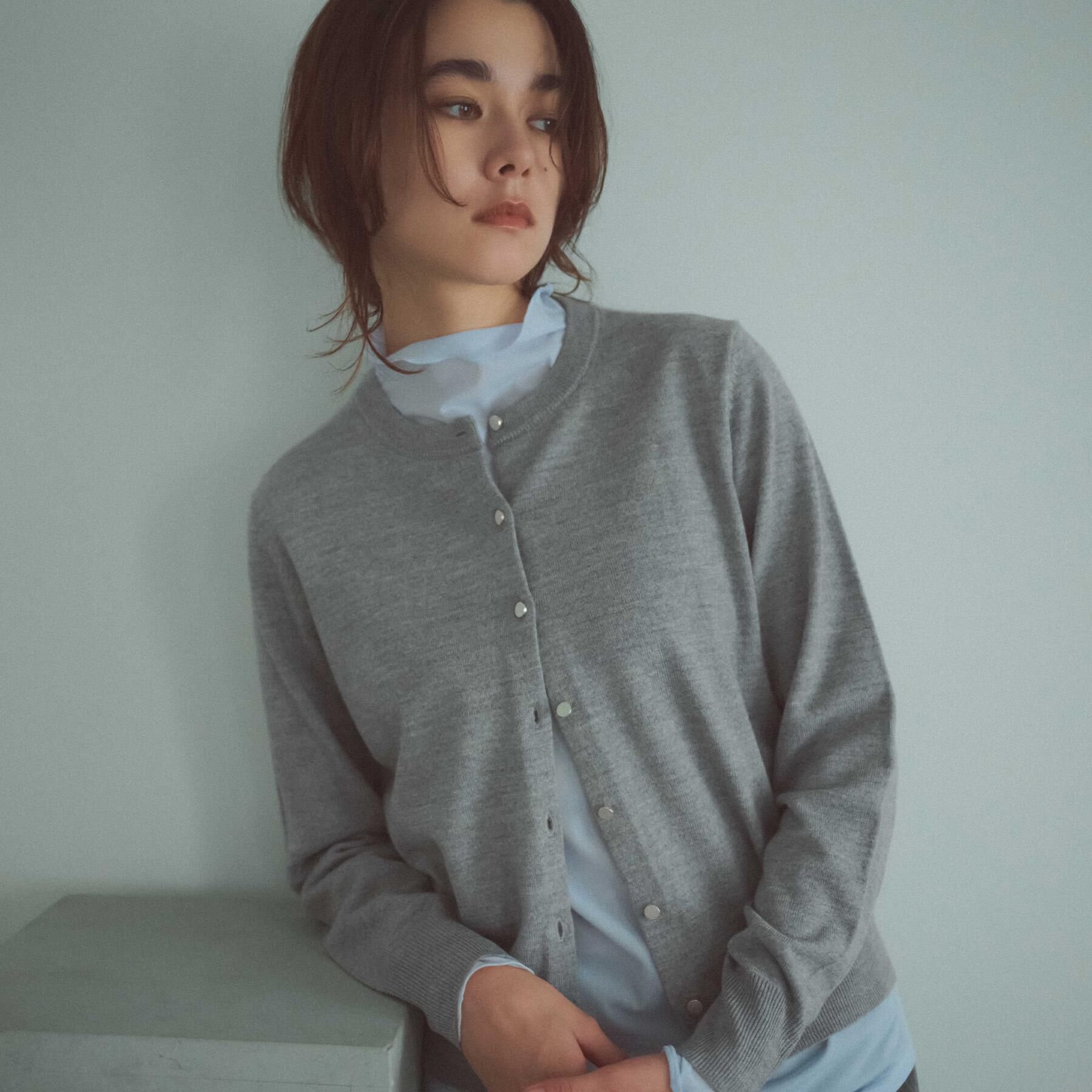 OPAQUE.CLIP「クルーニットカーディガン/エクストラファインメリノウール【THEシリーズ/洗濯機OK】」|カーディガン|グレー(012)